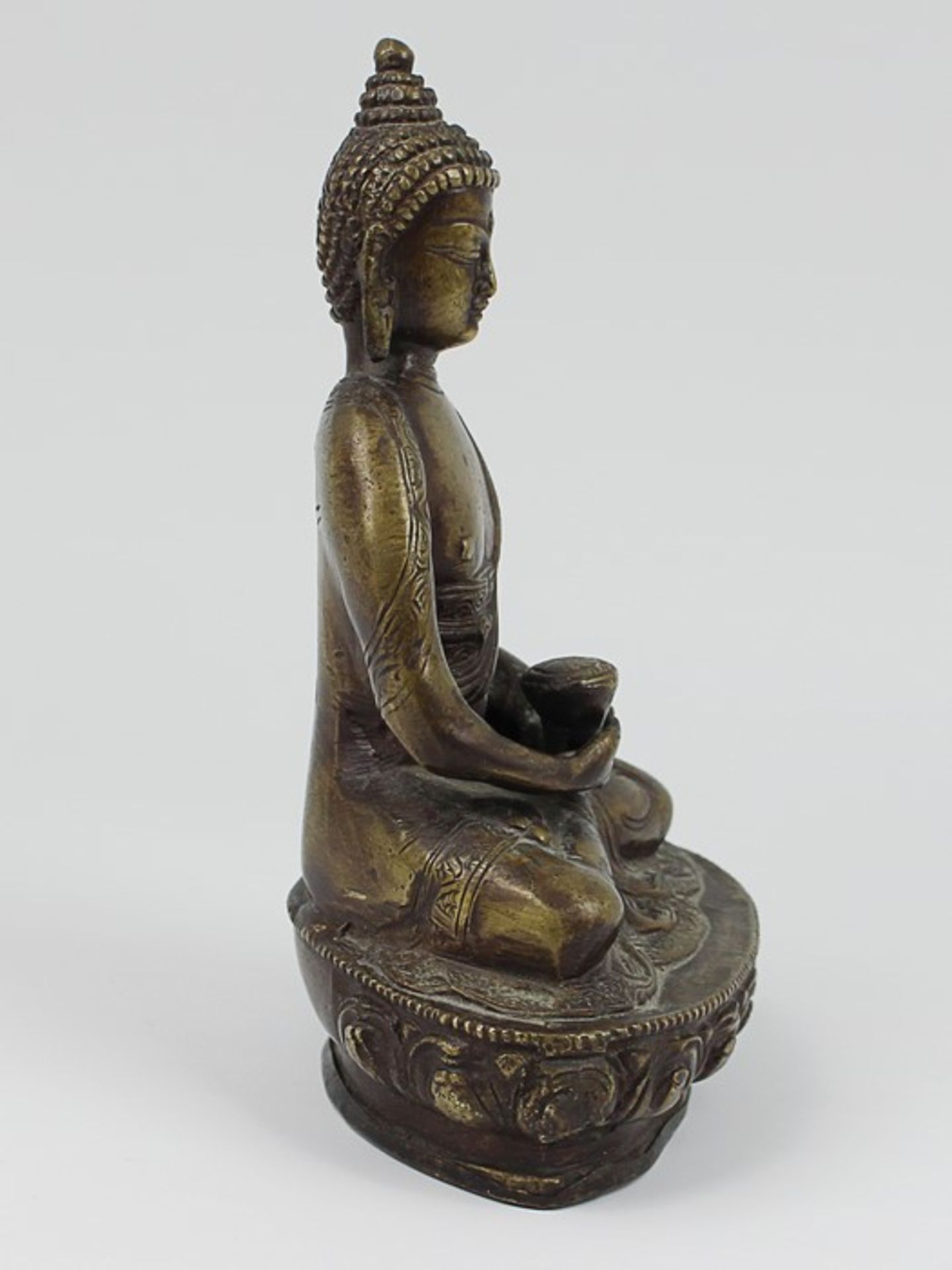 Buddhistische Figur20.Jh., Bronze, patiniert, vollplastische Figur, in meditativen Haltung auf - Bild 3 aus 4