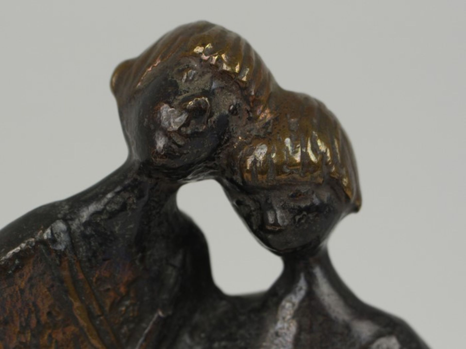 Monogrammist C.K.nzl., Bronze, patiniert, vollplastische Figur eines Liebespaares, in romantischen - Bild 3 aus 4
