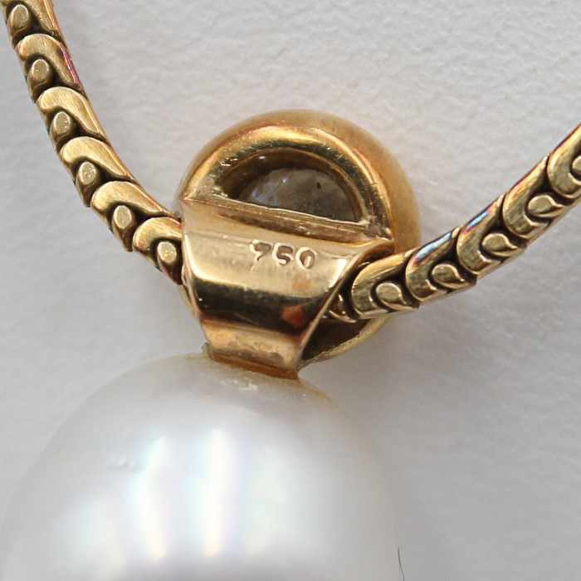 Diamant/Perle - CollierGG 750, bewegliches Mittelteil besetzt mit einem Diamanten, ca.0,25ct, u. - Bild 3 aus 6