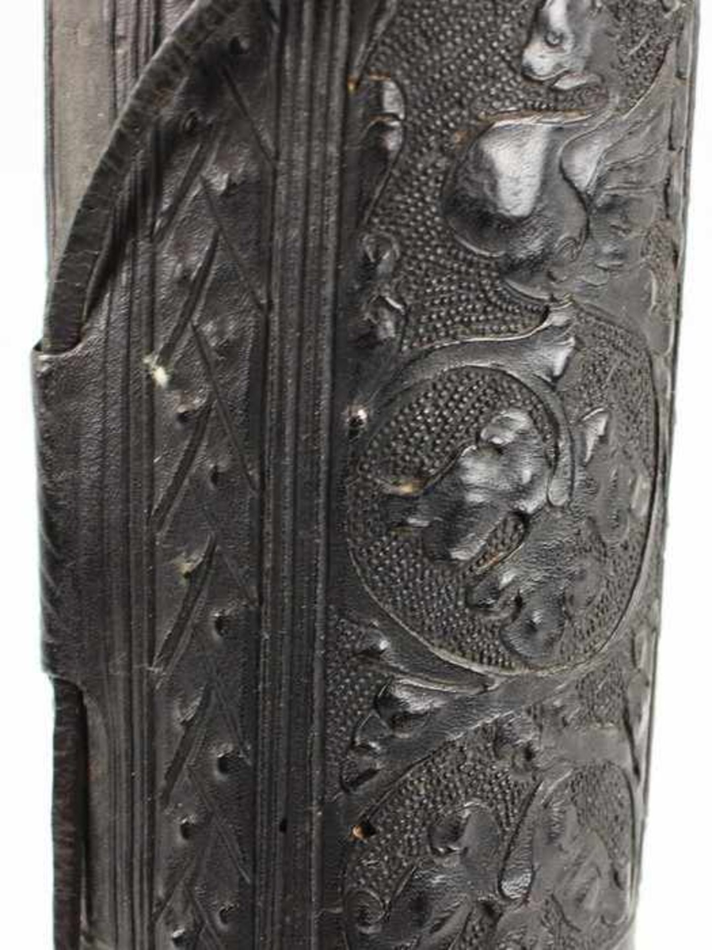 Dokumentenrolle19.Jh., Holz, gedrechselt, geprägtes Leder, überzogen mit schwarzem Leder, - Bild 3 aus 4