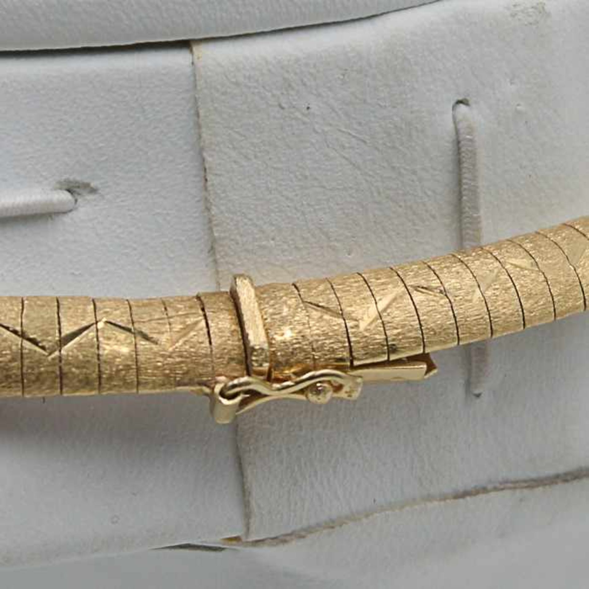 CollierGG 750, Bandform, gerundet, satiniert u. mit diamantiertem Dekor, verdeckte Kastenschließe, - Bild 4 aus 4