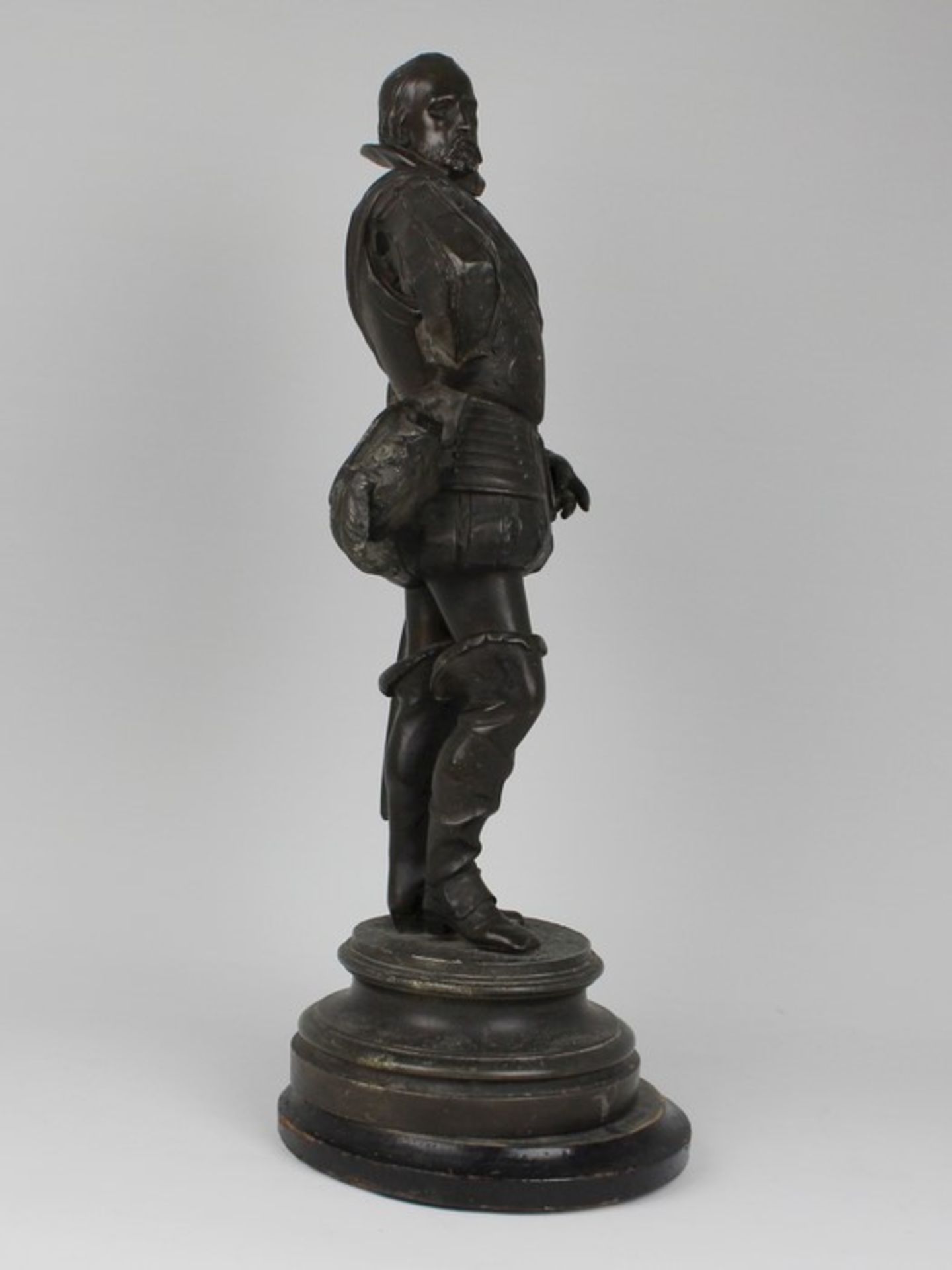 Figur1.H. 20.Jh., Metallguss, schwarz patiniert, vollplastische Figur eines Mannes in barocker - Bild 2 aus 4