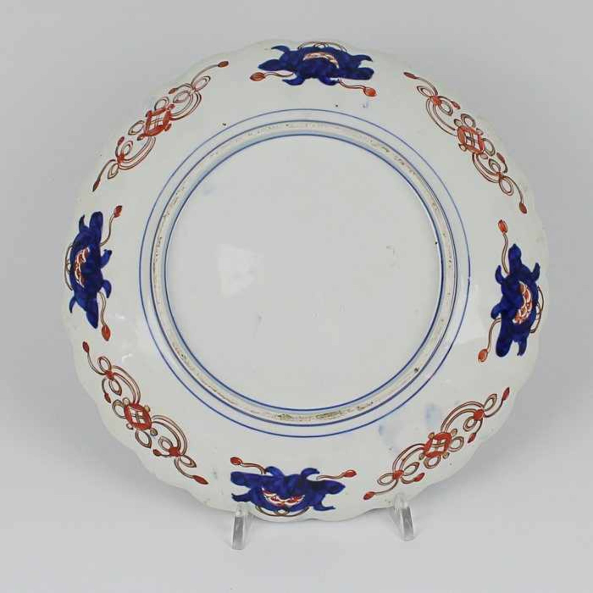 Imari - Tellerungem., Porzellan, runde Form, welliger Rand, polychrom bemalt, partiell goldstaff., - Bild 2 aus 2