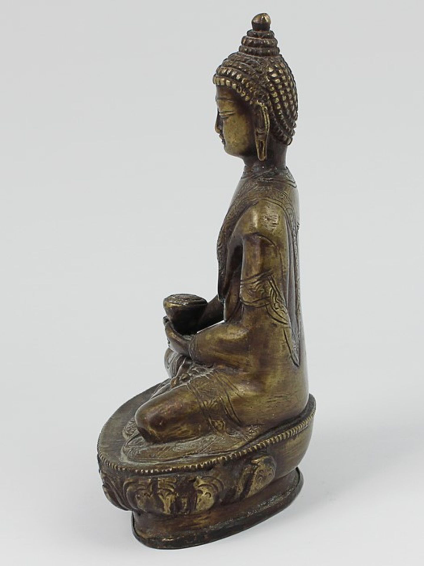 Buddhistische Figur20.Jh., Bronze, patiniert, vollplastische Figur, in meditativen Haltung auf - Bild 2 aus 4