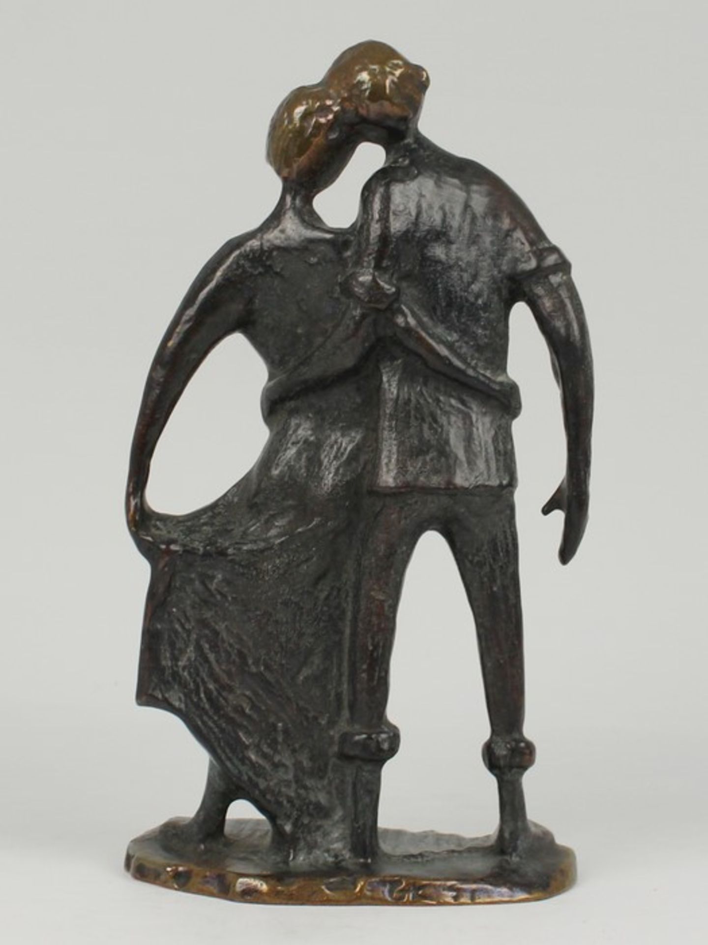Monogrammist C.K.nzl., Bronze, patiniert, vollplastische Figur eines Liebespaares, in romantischen - Bild 2 aus 4