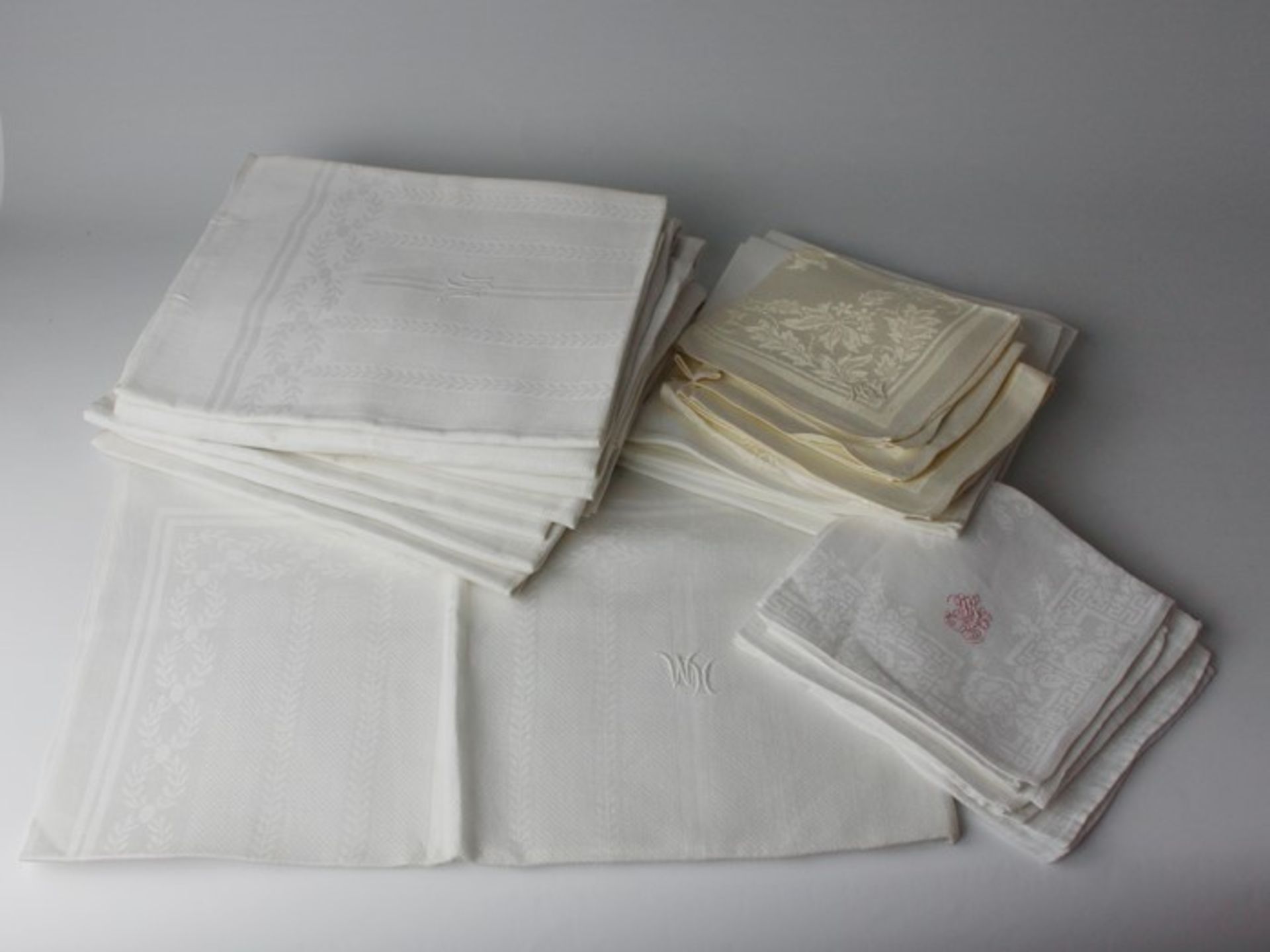 Wäschekonvolutab um 1900, weißer Leinendamast, 9 Handtücher, Blatt- u. Streifendekor, 64 x 110 cm, 6