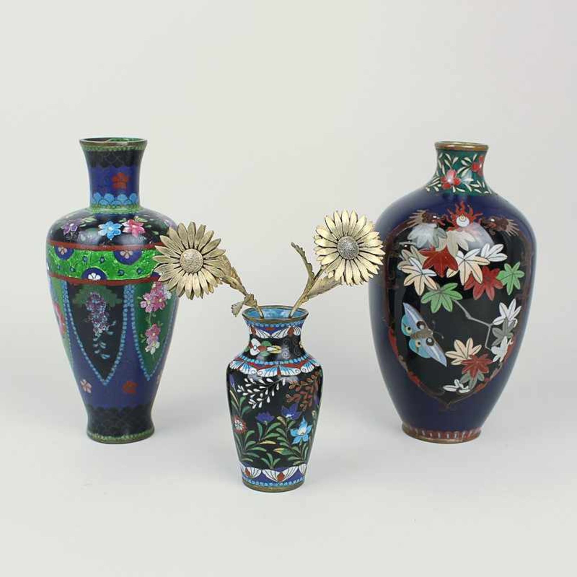 Konvolut - Cloisonné3 St., versch. Größen, Metall, Vasen, umlaufend polychromer Dekor, stilisierte