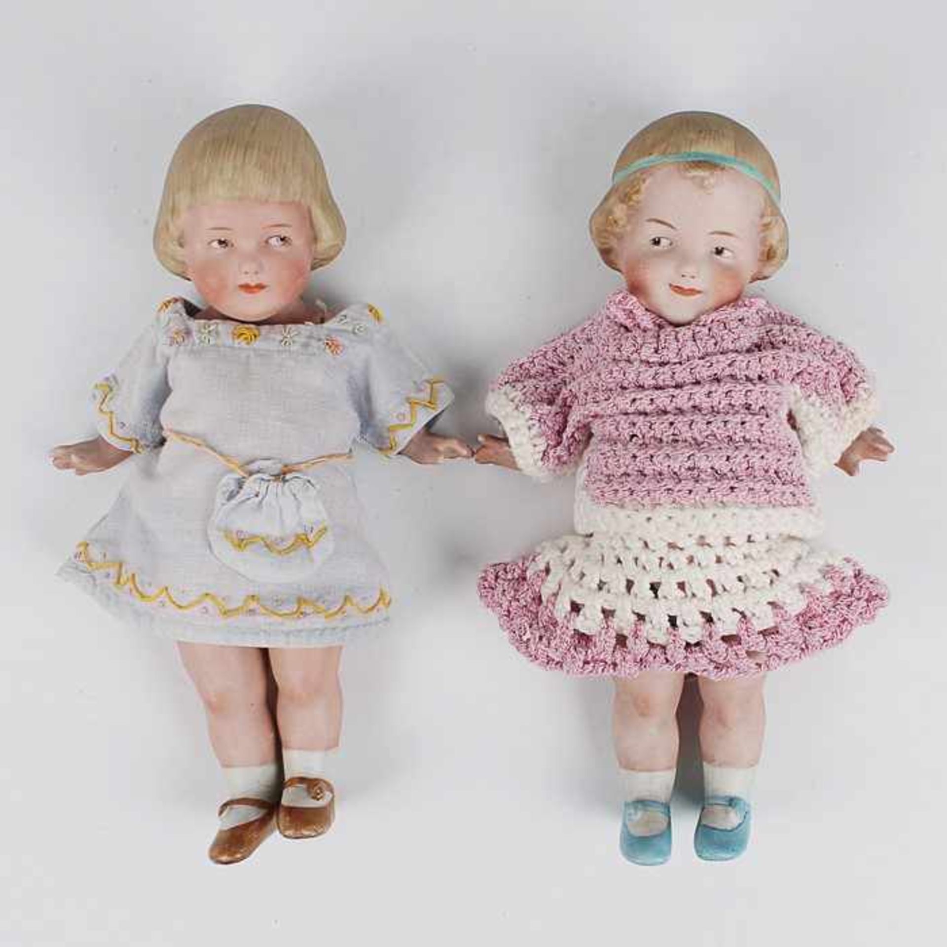 Puppen2 Mädchen, Biskuitporzellan, fester Kopf, modellierte Haare, gemalte Augen, 1x am Hals