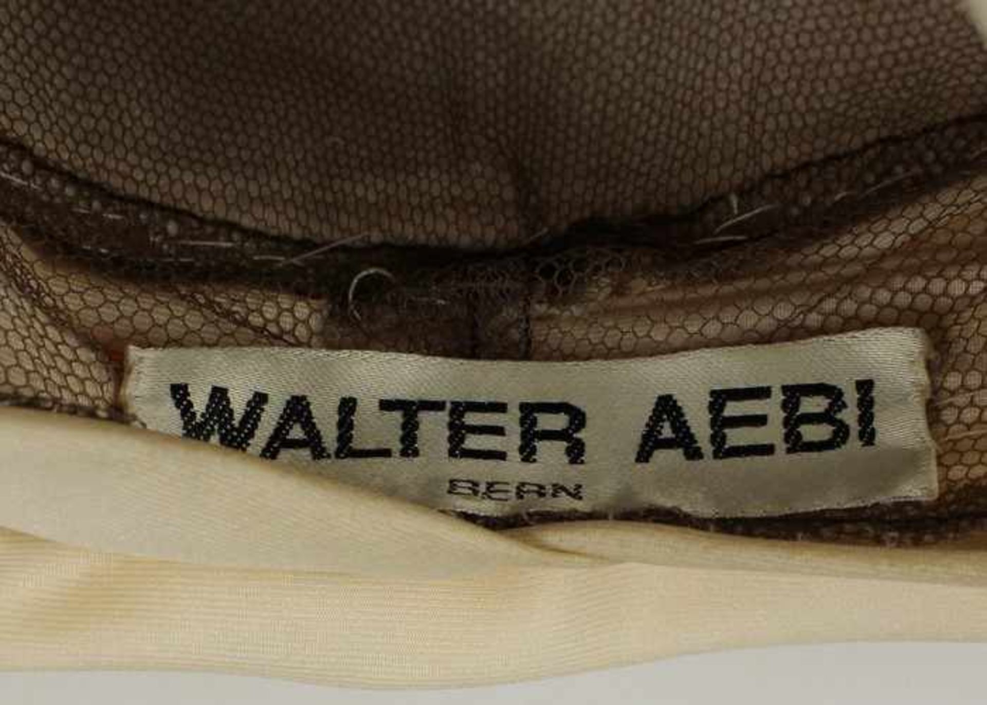 SeidenhutTurban aus cremefarbener Seide, Walter Aebi, Bern dazu 1 Hutständer u. 1 Hutschachtel - Bild 2 aus 2
