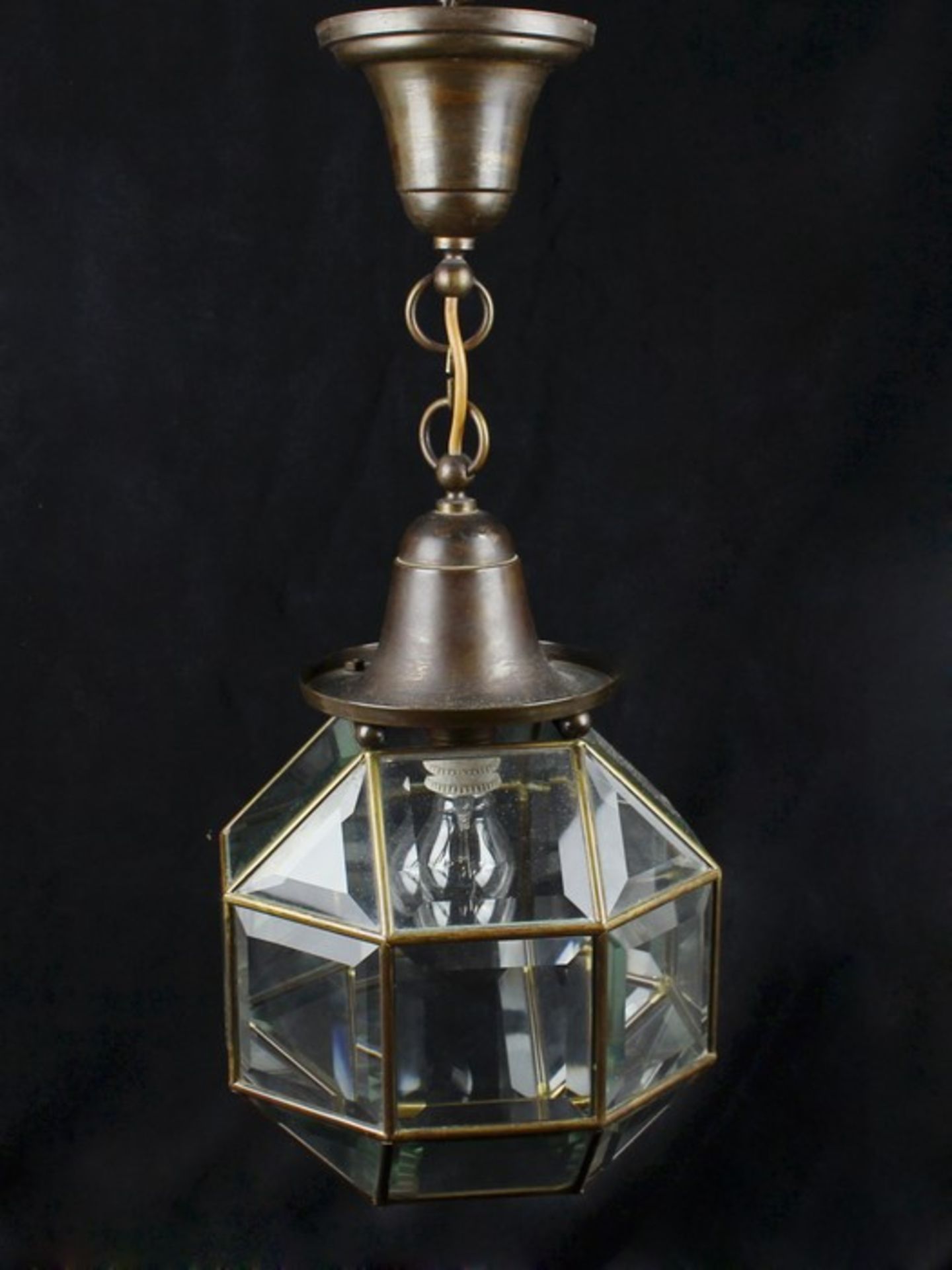 DeckenlampeMetall/Glas, einflammig, Laternenform, oktogonaler Korpus, facettiertes Glas,