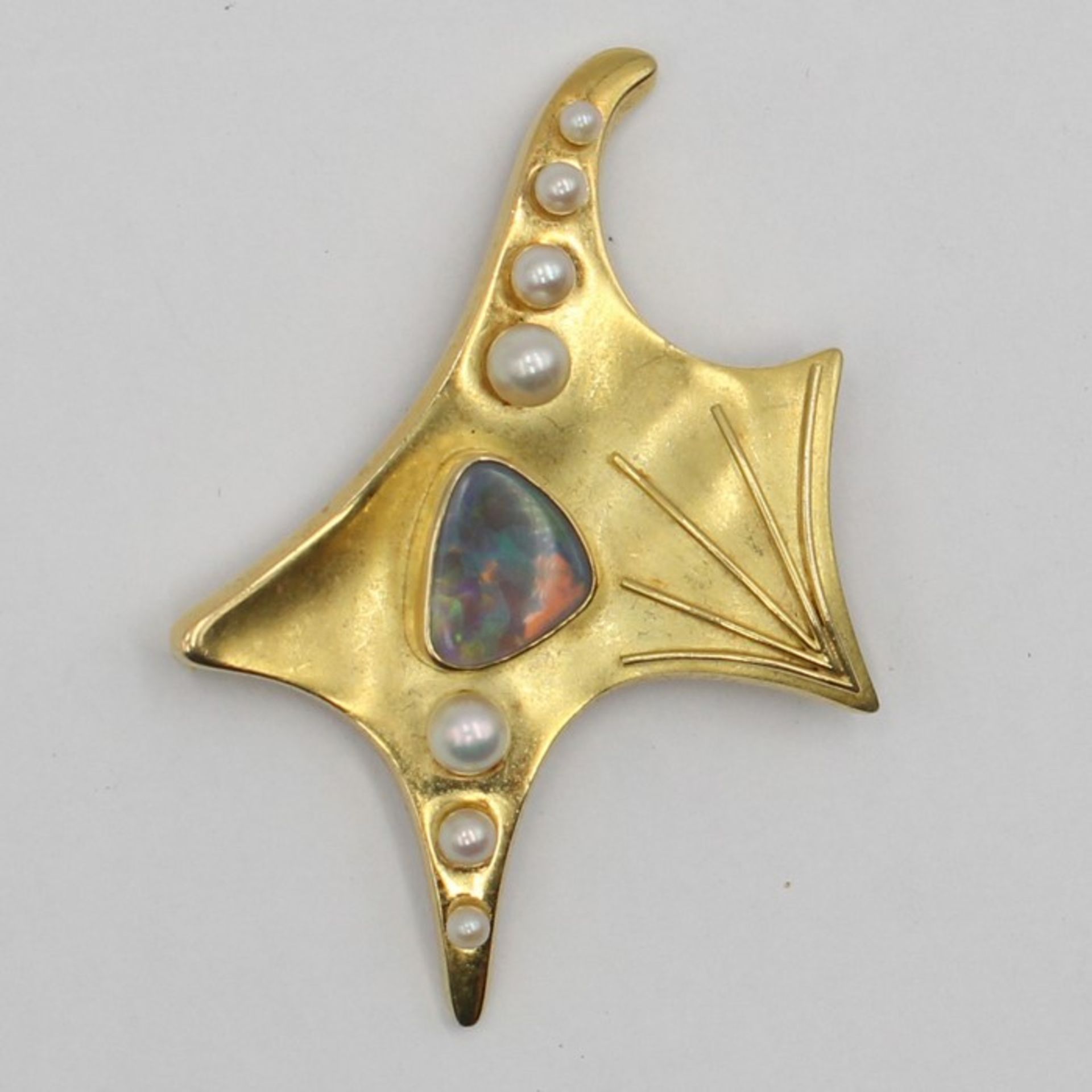Perlen/Opal - BroscheGG 750, amorphe Form, satiniert, mit aufgesetztem Strahlendekor, mittig besetzt