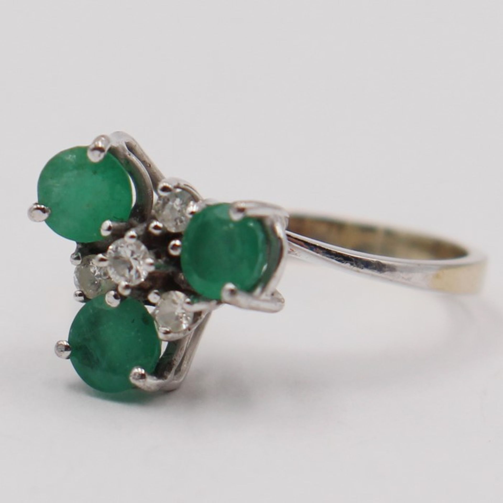 Diamant/Smaragd - DamenringWG 750, kleeblattförmiger Ringkopf besetzt mit 3 facettierten