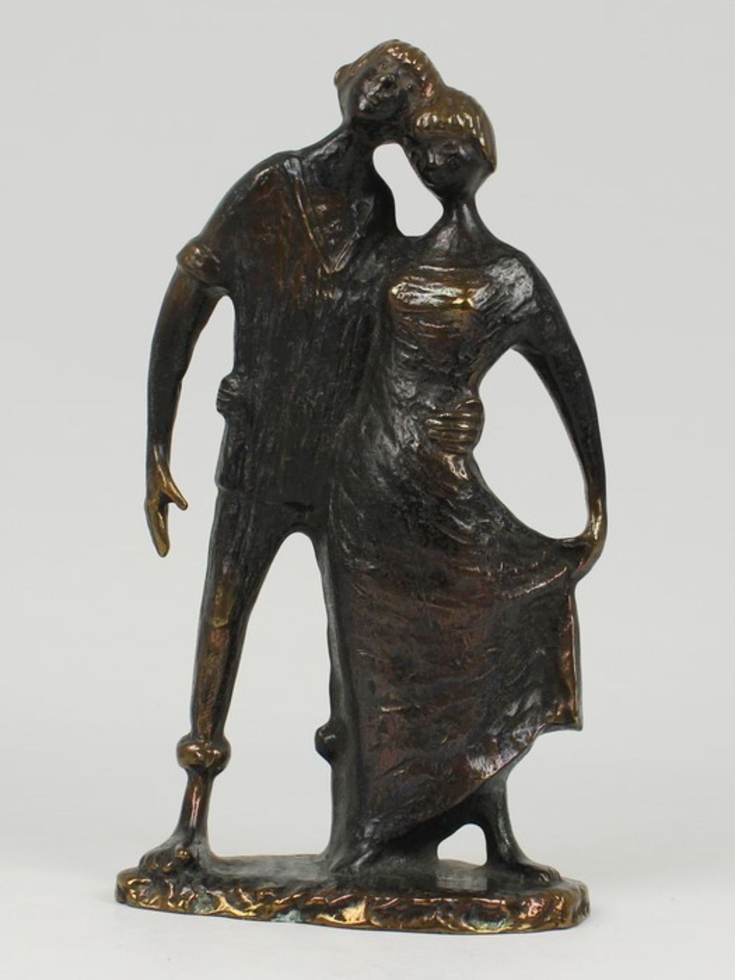 Monogrammist C.K.nzl., Bronze, patiniert, vollplastische Figur eines Liebespaares, in romantischen