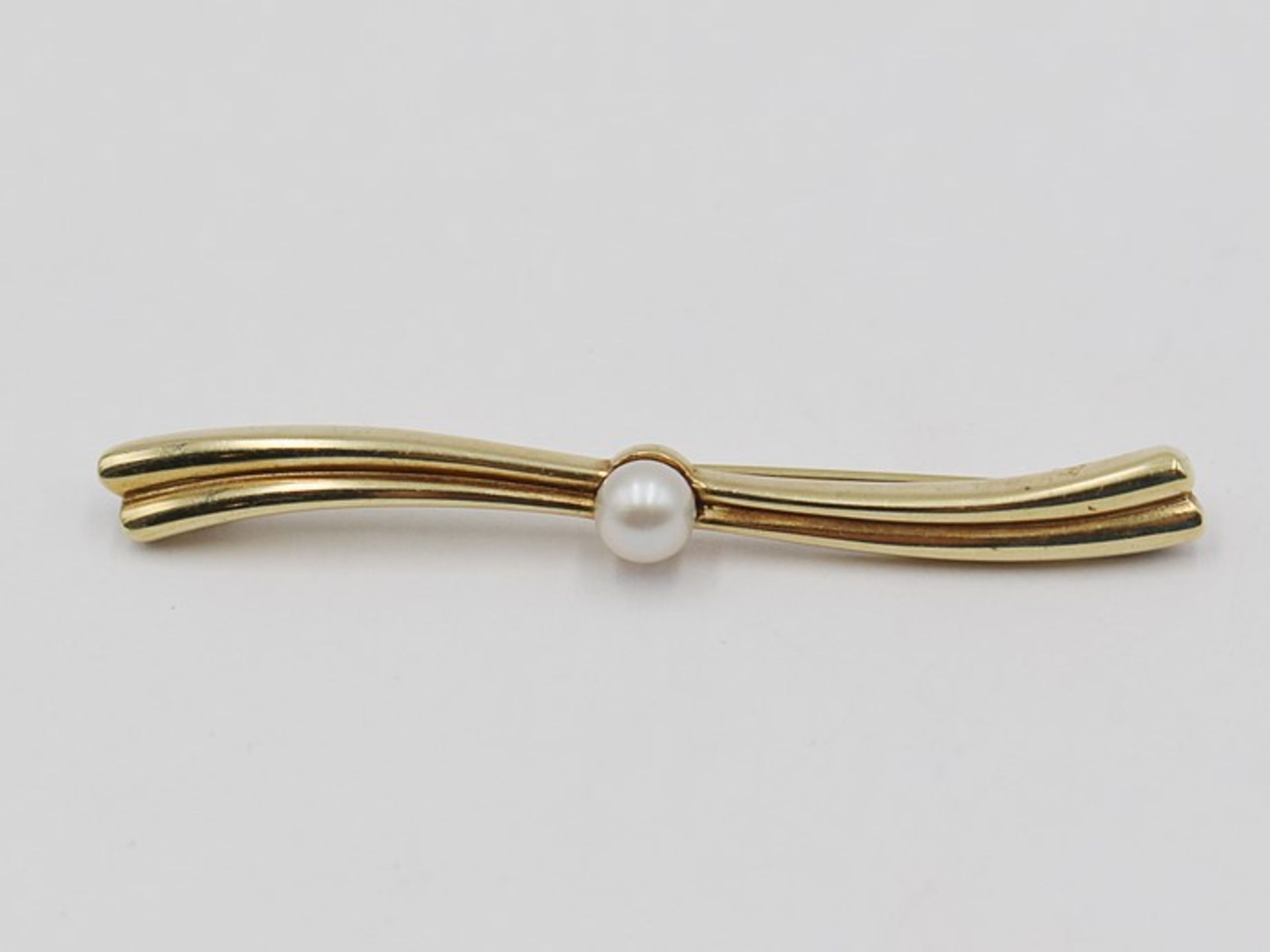 Perlen - BroscheGG 585, stilisierte Schleifenform, mittig besetzt mit einer weiß lüstrierenden