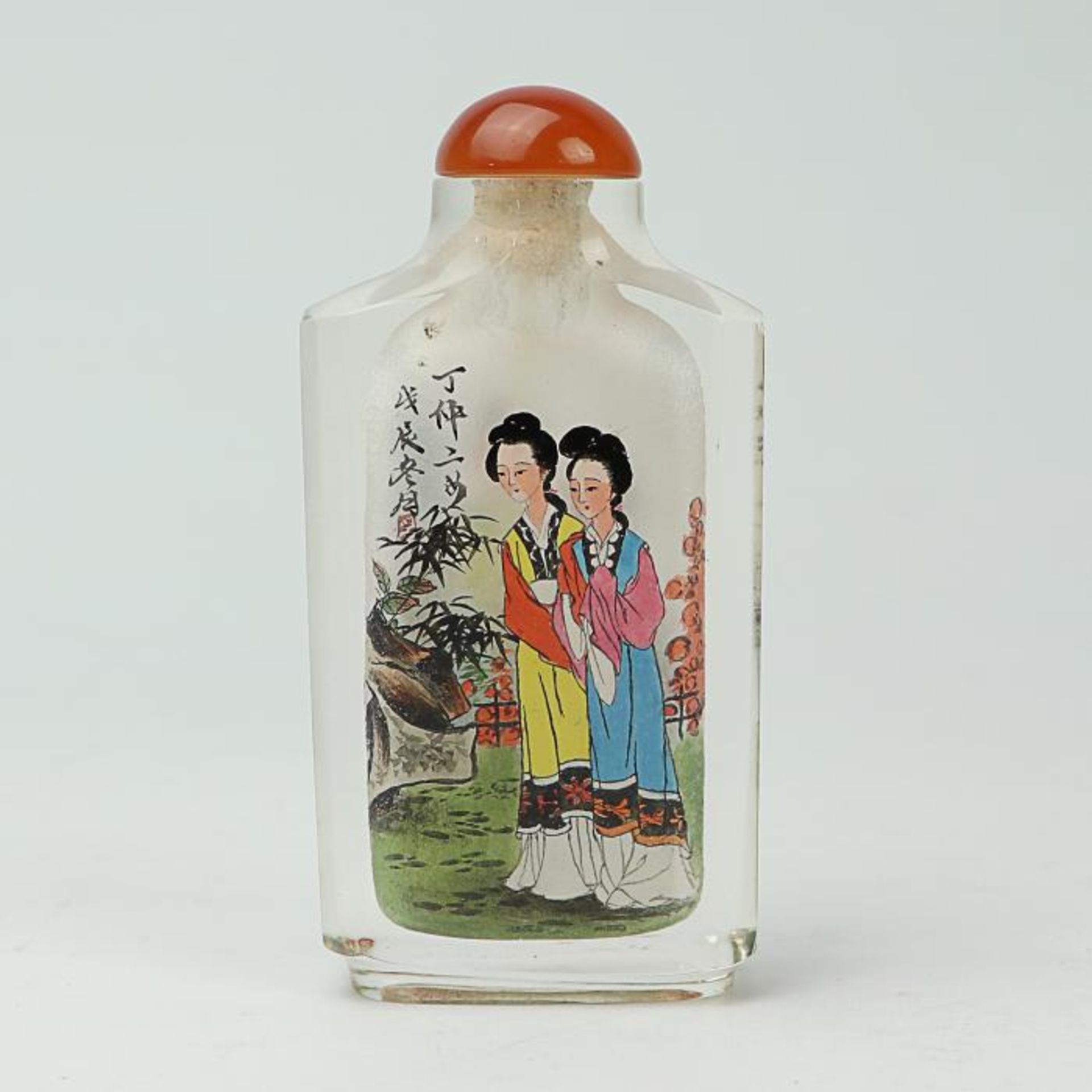 Snuff Bottle20.Jh., farbloser flacher Glaskorpus, Steindeckel, allseit. feine polychrome