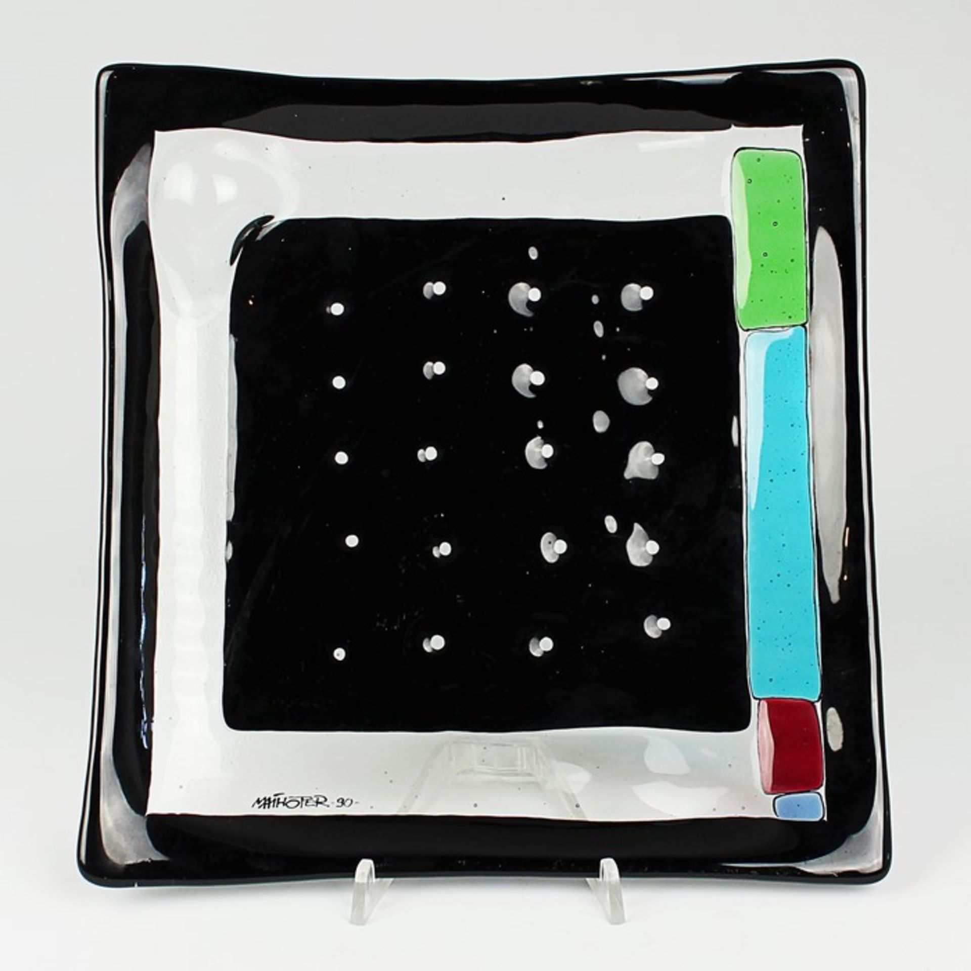 Künstlertellerfarbloses Glas, quadratische Form, schw. u. polychrome rechteckige Einschmelzungen,