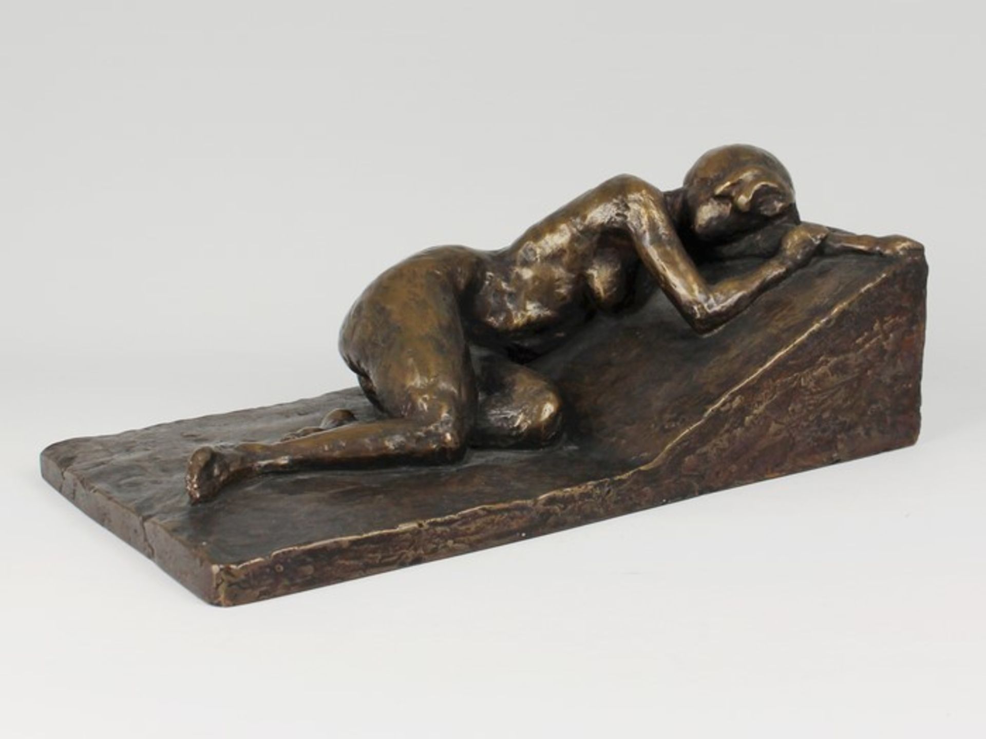 Demlehner, Aloisgeb. 1965 Bad Griesbach, Bronze, patiniert, vollplastischer liegender Frauenakt,