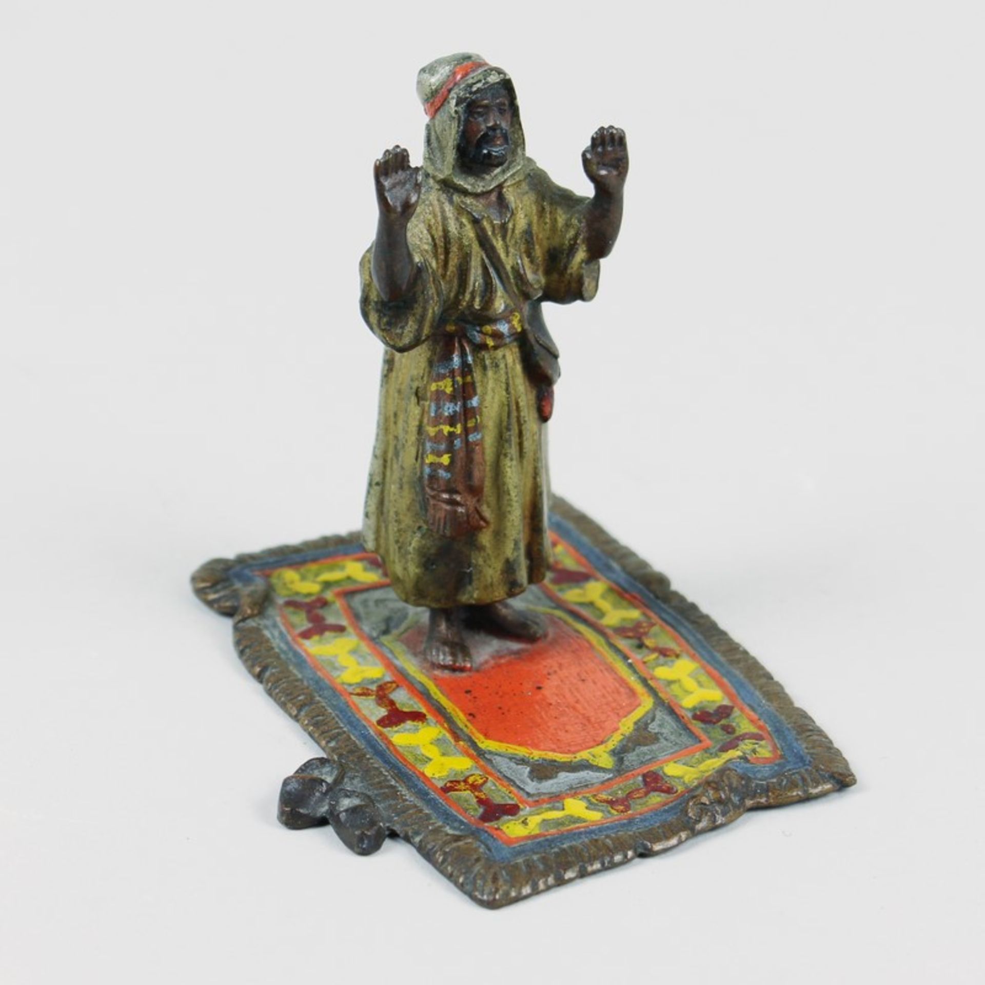 Wiener Bronzepolychrom gefasst, vollplastische Figur eines betenden Arabers auf einem Teppich