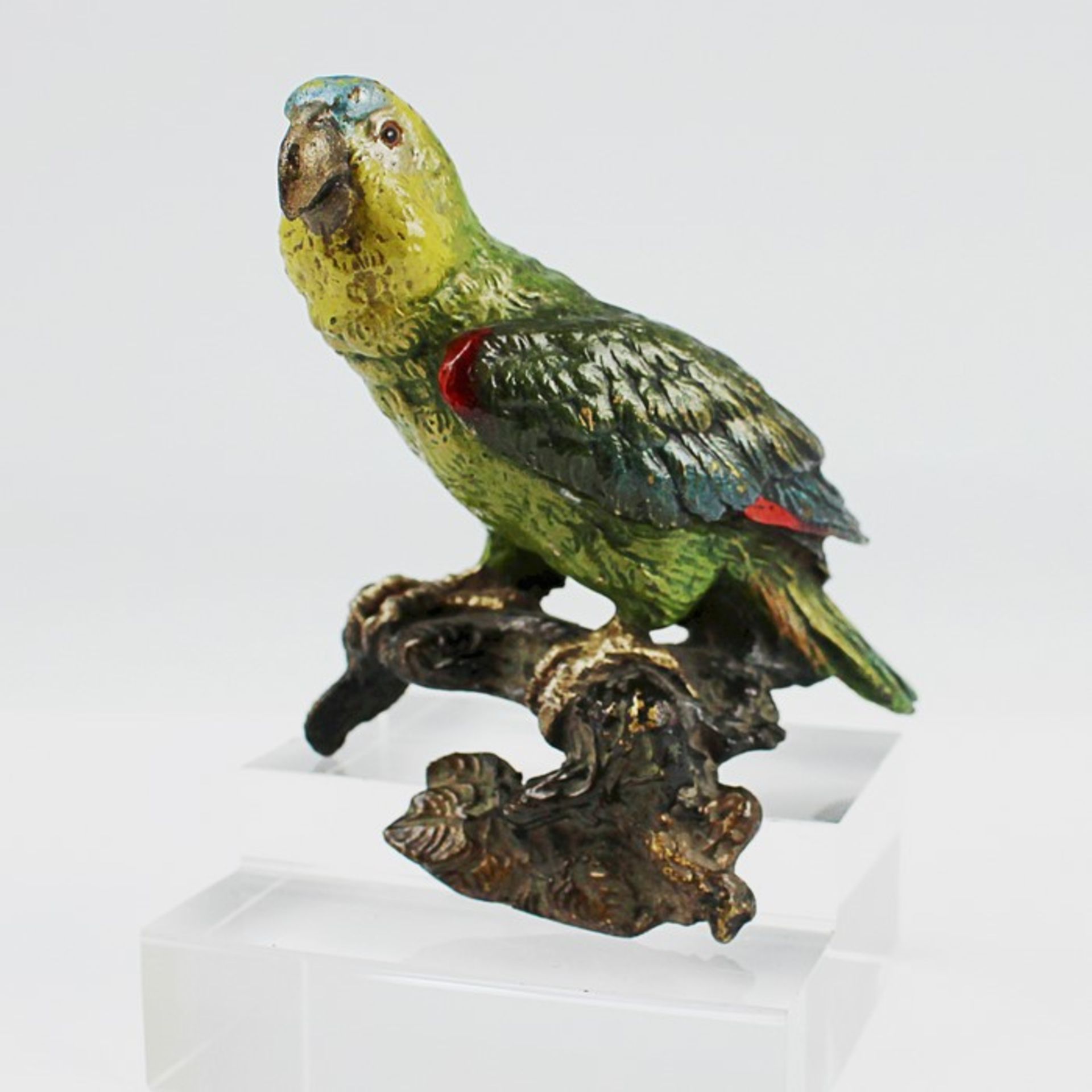 Wiener BronzeBronze, polychrom gefasst, vollplastische Figur eines Papageis auf einem Ast sitzend,