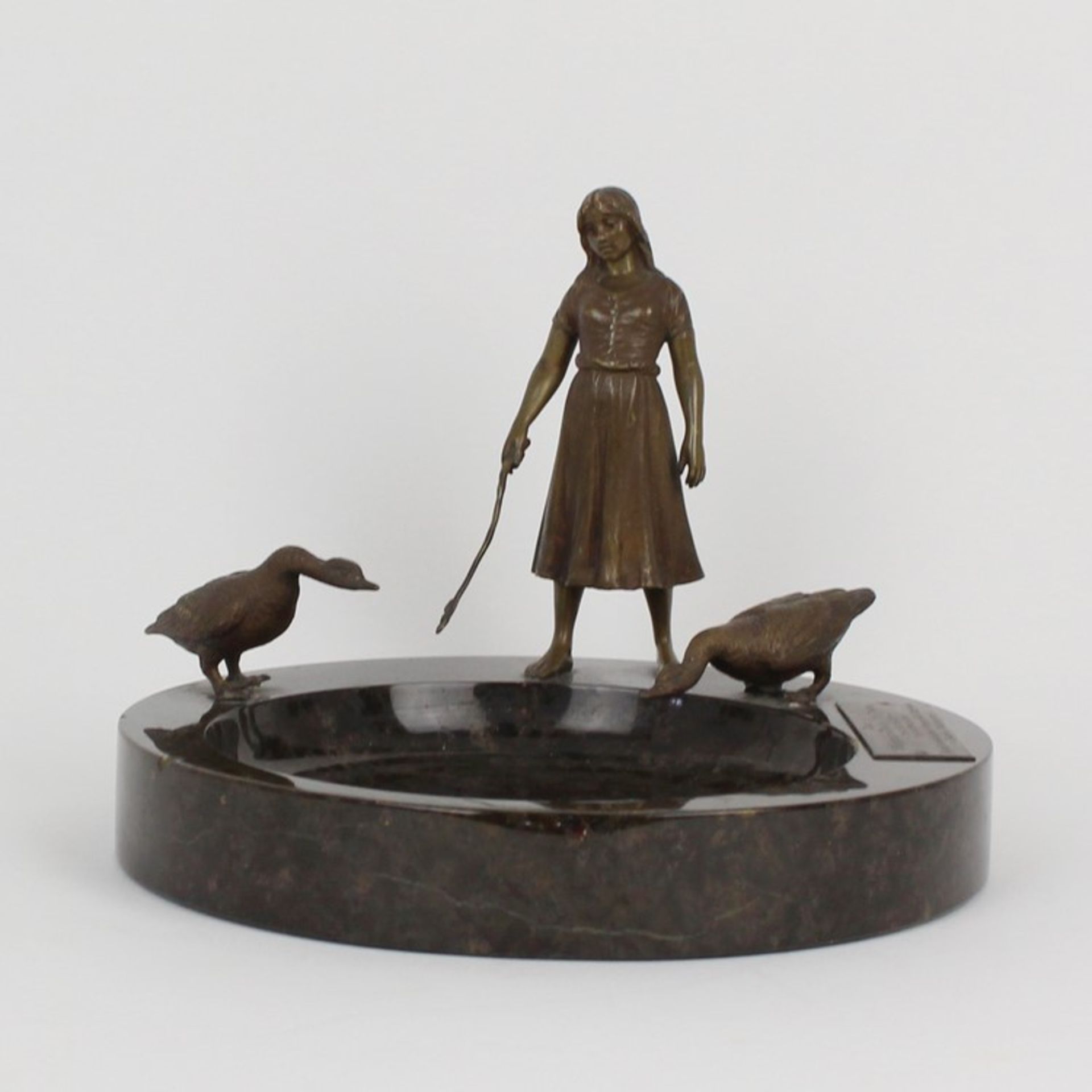 Vide pocheum 1930, runde braune Steinschale, seit. drei angesetzte vollplastische Figuren, Bronze,