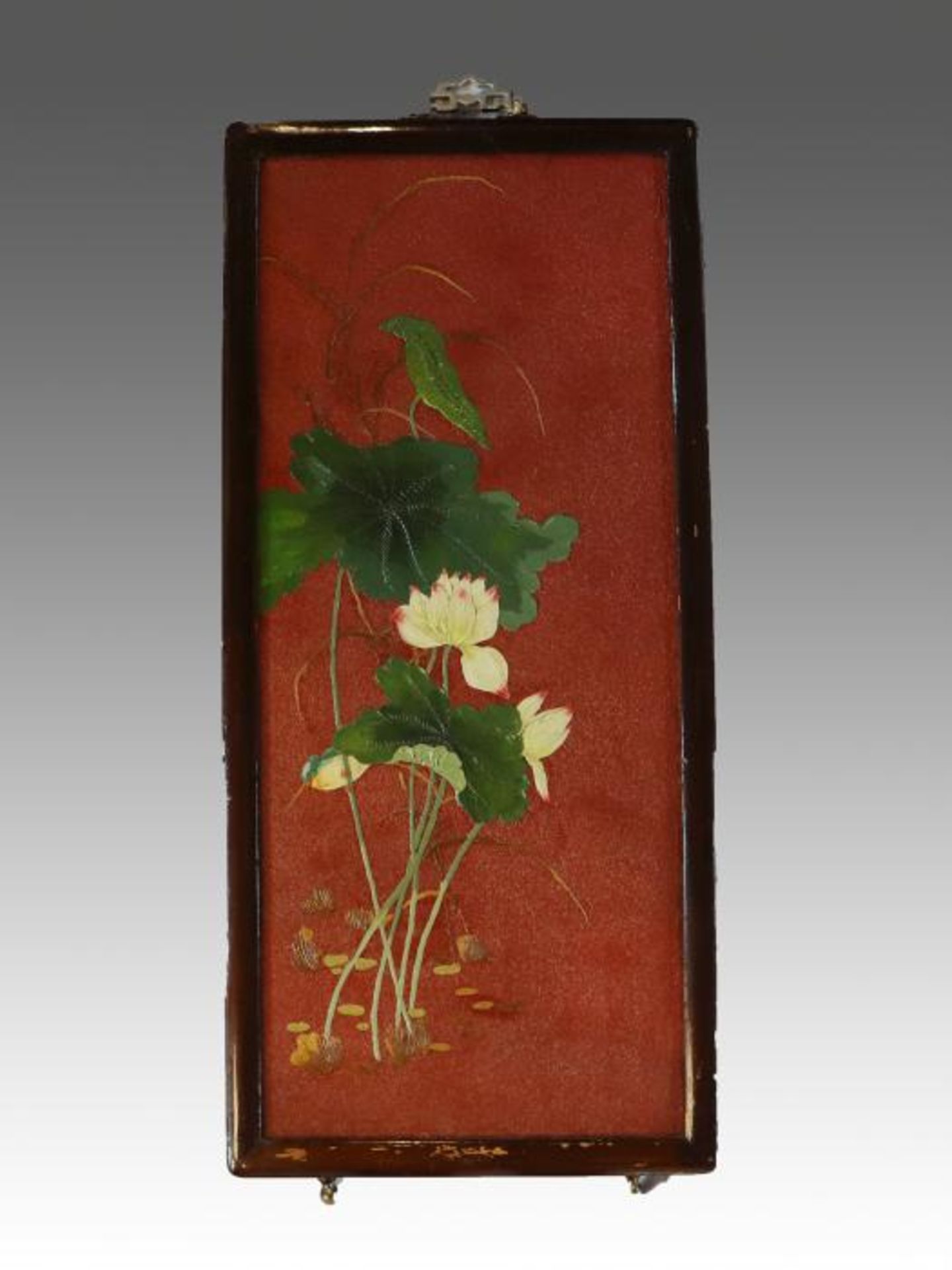 Bild1.H. 20.Jh., China, Holzplatte, polychrome Lackarbeit auf rotem Fond, Seerosenblüten m. Kolibri,