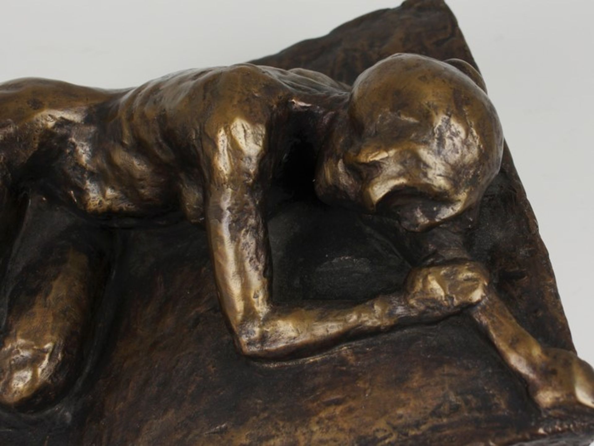 Demlehner, Aloisgeb. 1965 Bad Griesbach, Bronze, patiniert, vollplastischer liegender Frauenakt, - Bild 2 aus 6