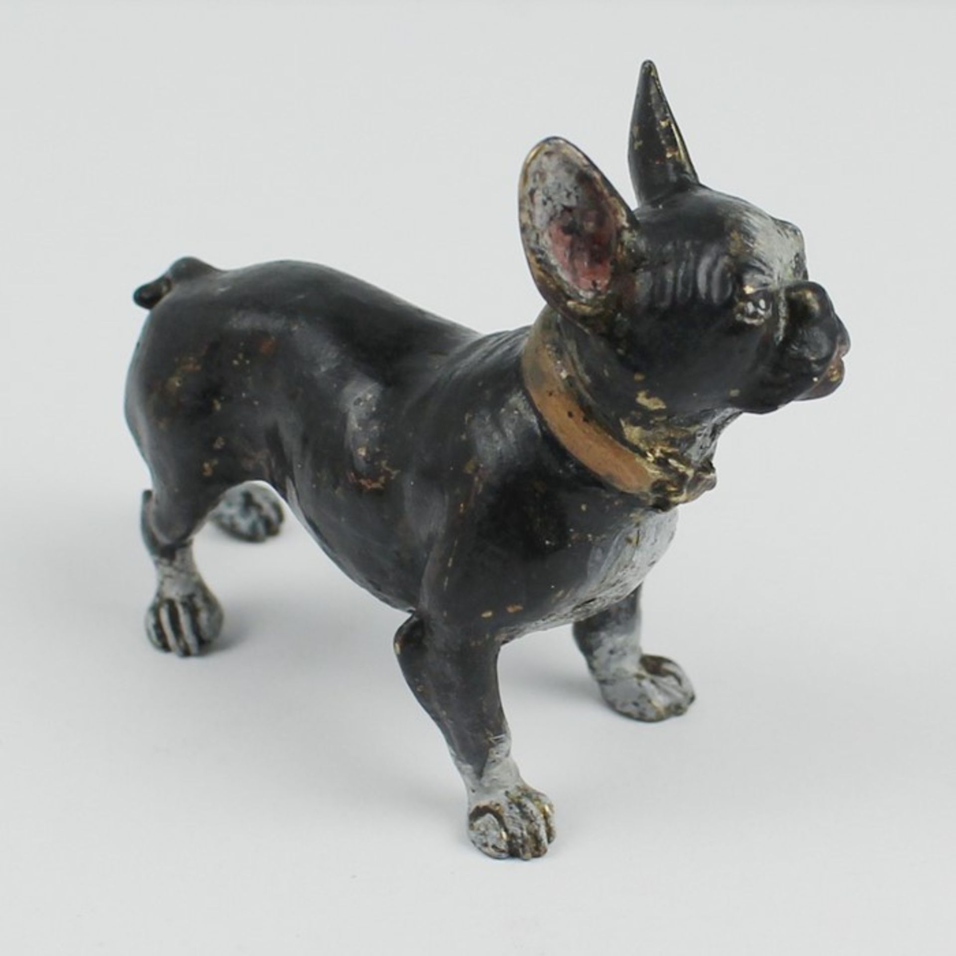 Wiener BronzeBronze, polychrom gefasst, vollplastische Figur einer Bulldogge m. Halsband, - Bild 2 aus 2