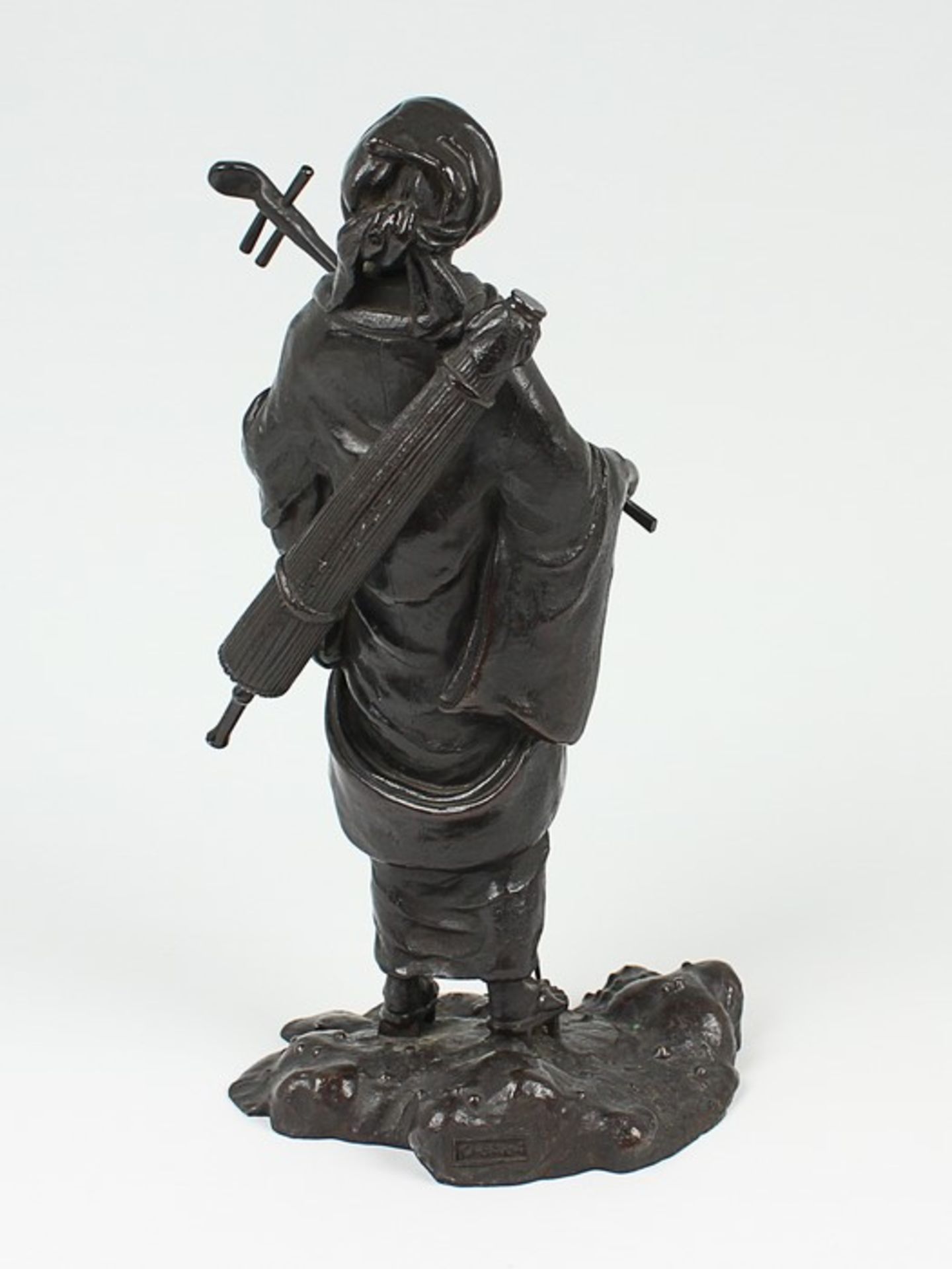 Unsigniert19./20.Jh., Japan, Bronze, patiniert, vollplastische Figur einer Musikantin, singend u. - Image 2 of 2