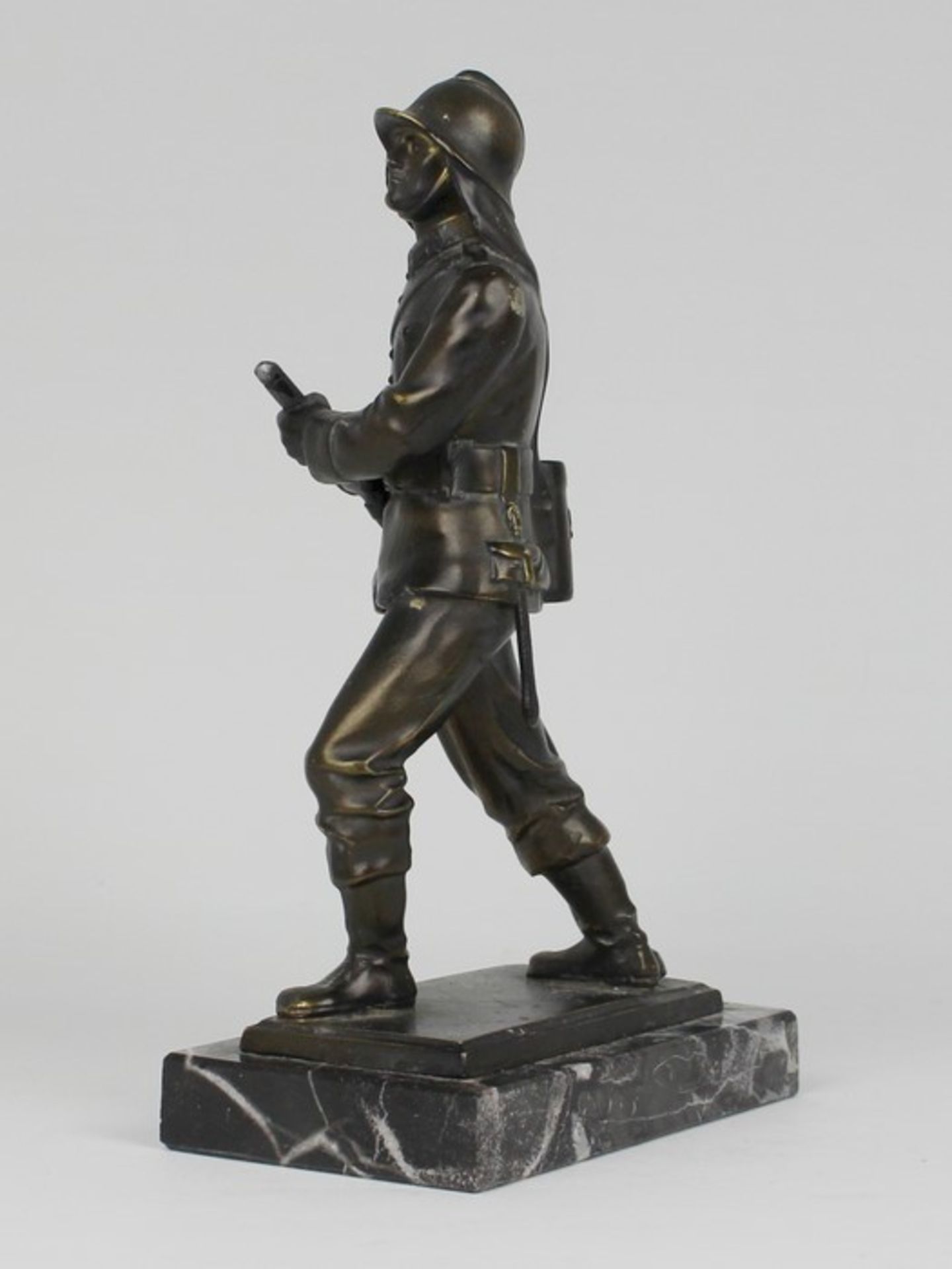 Figur20.Jh., wohl Bronze, patiniert, vollplastische Figur eines Feuerwehrmannes m. Schlauch, auf - Bild 3 aus 3