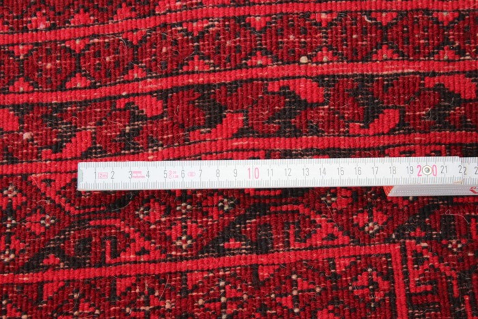 OrientteppichAfghanistan, Wolle/Wolle, rot, schwarz, kleines Feld mit Göls, mehrfach Bordüre, - Bild 2 aus 3