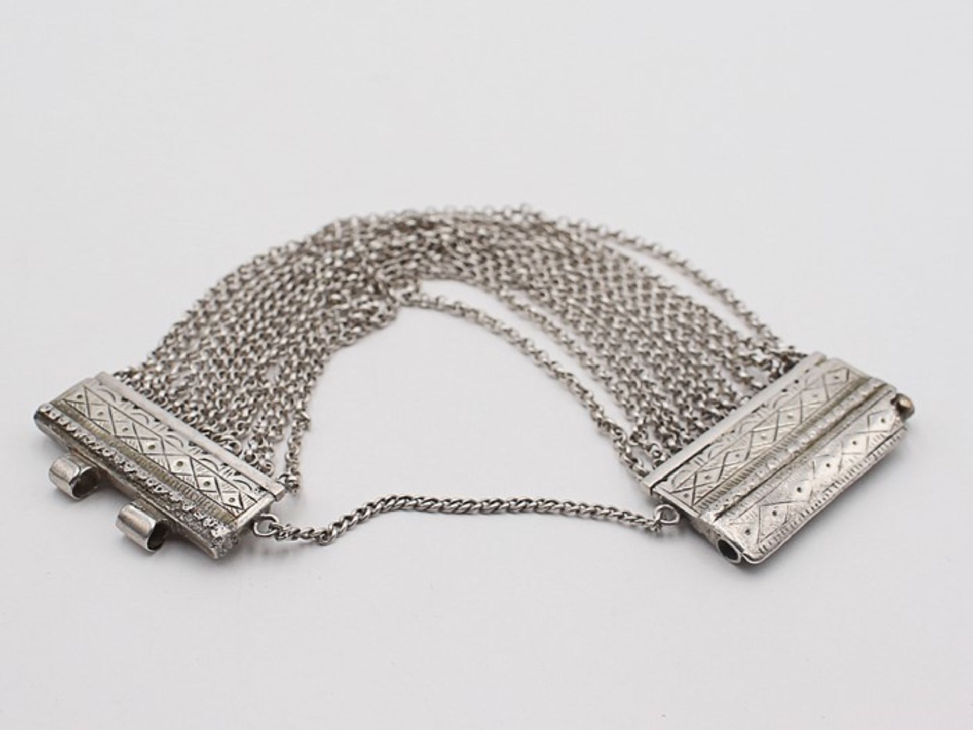 Trachtenschmuck - ArmbandSi, Zierschließe mit eingraviertem Rautendekor, an mehrsträngiger Erbskette