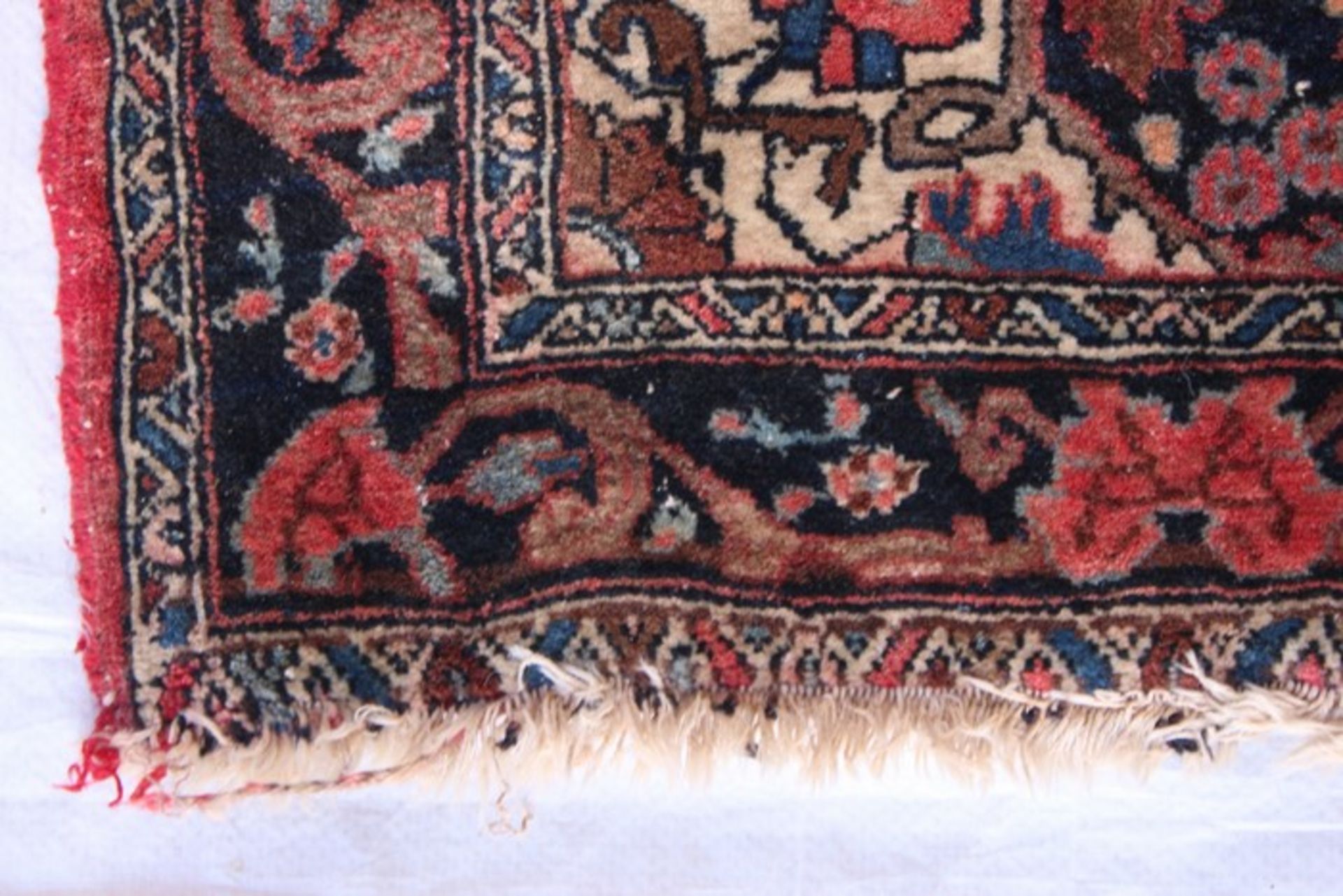 Orientbrücke1. H. 20. Jh., Iran, wohl Bachtiari, Baumwolle/Korkwolle, gedrücktes rundes Medaillon - Bild 3 aus 4