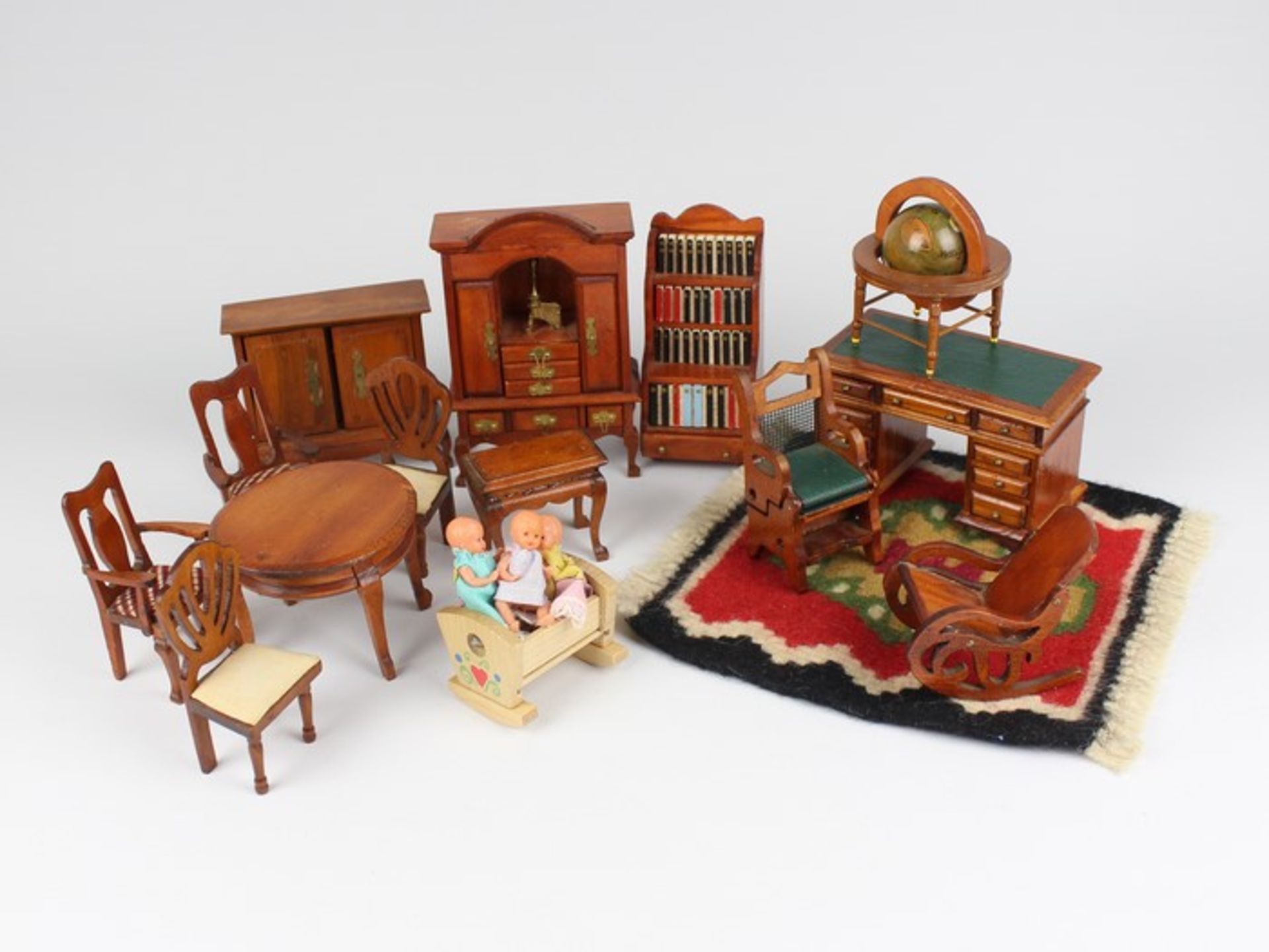 PuppenstubenzubehörKonv. Möbel für die Wohnstube, Schreibtisch, Schrank, Sitzgruppe, Bücherregal,