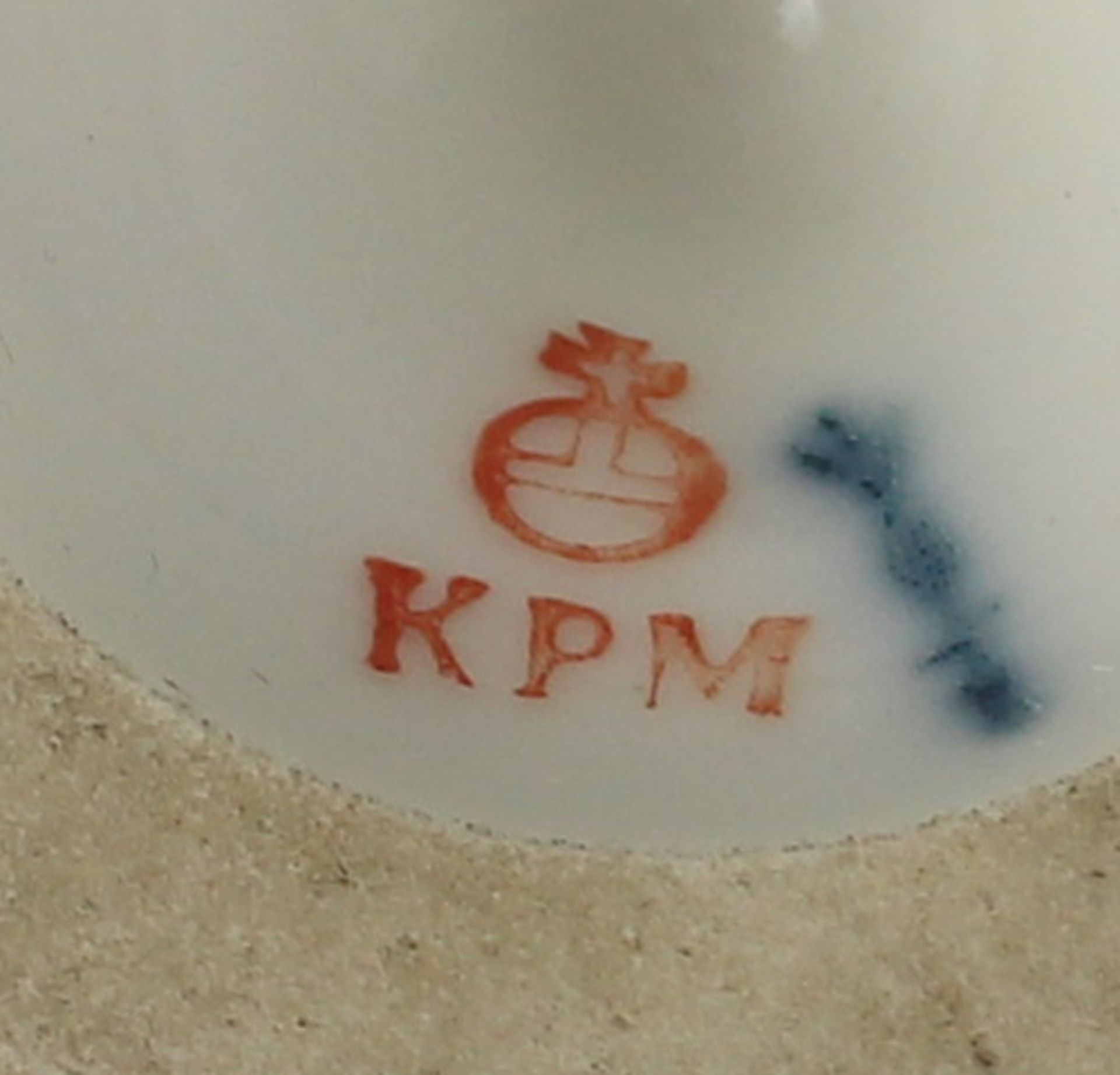 KPM - Vase20.Jh., blaue Zeptermarke, roter Reichsapfel, runder abgesetzter Stand, halbovoider - Bild 2 aus 2