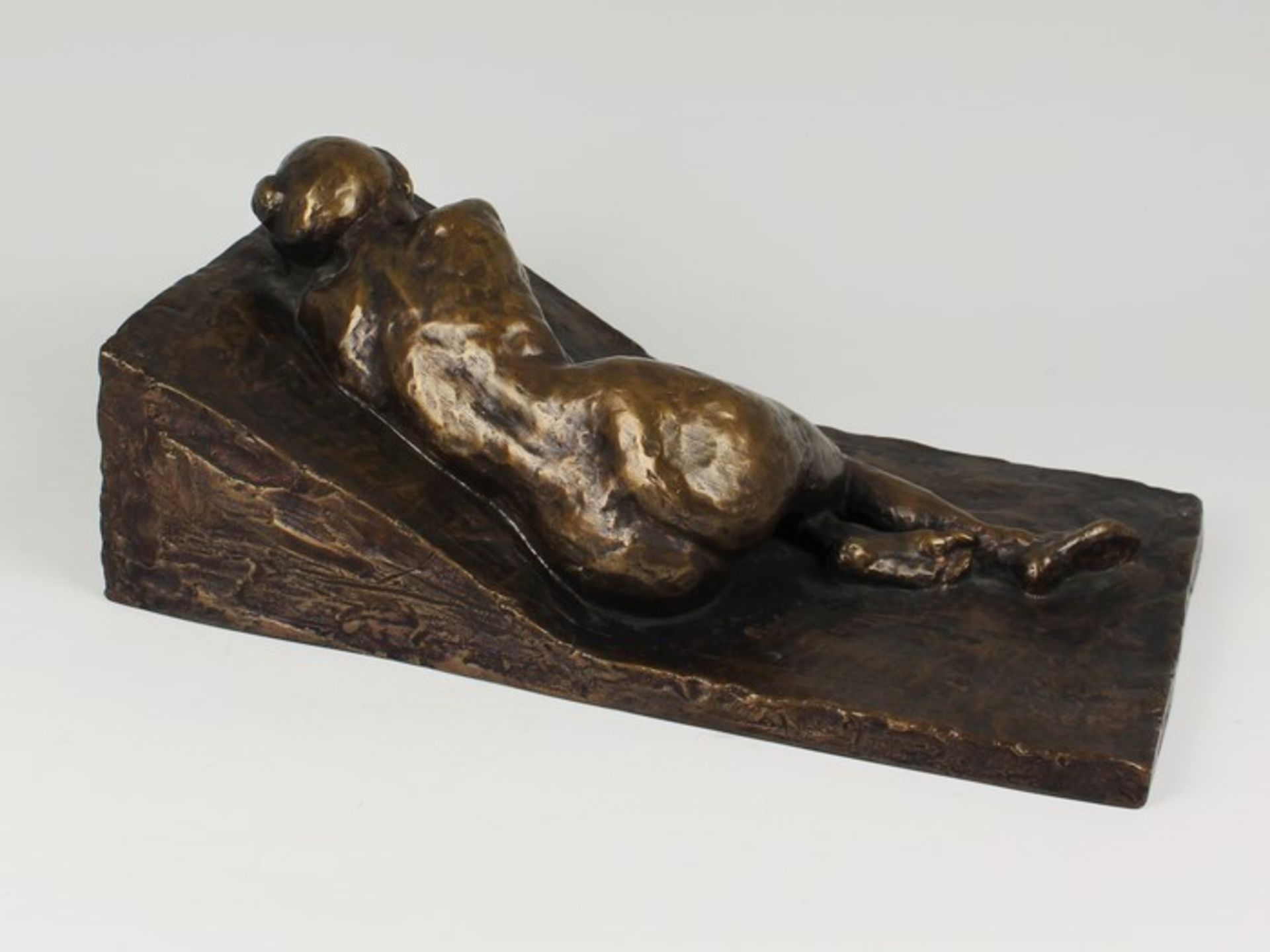 Demlehner, Aloisgeb. 1965 Bad Griesbach, Bronze, patiniert, vollplastischer liegender Frauenakt, - Bild 4 aus 6