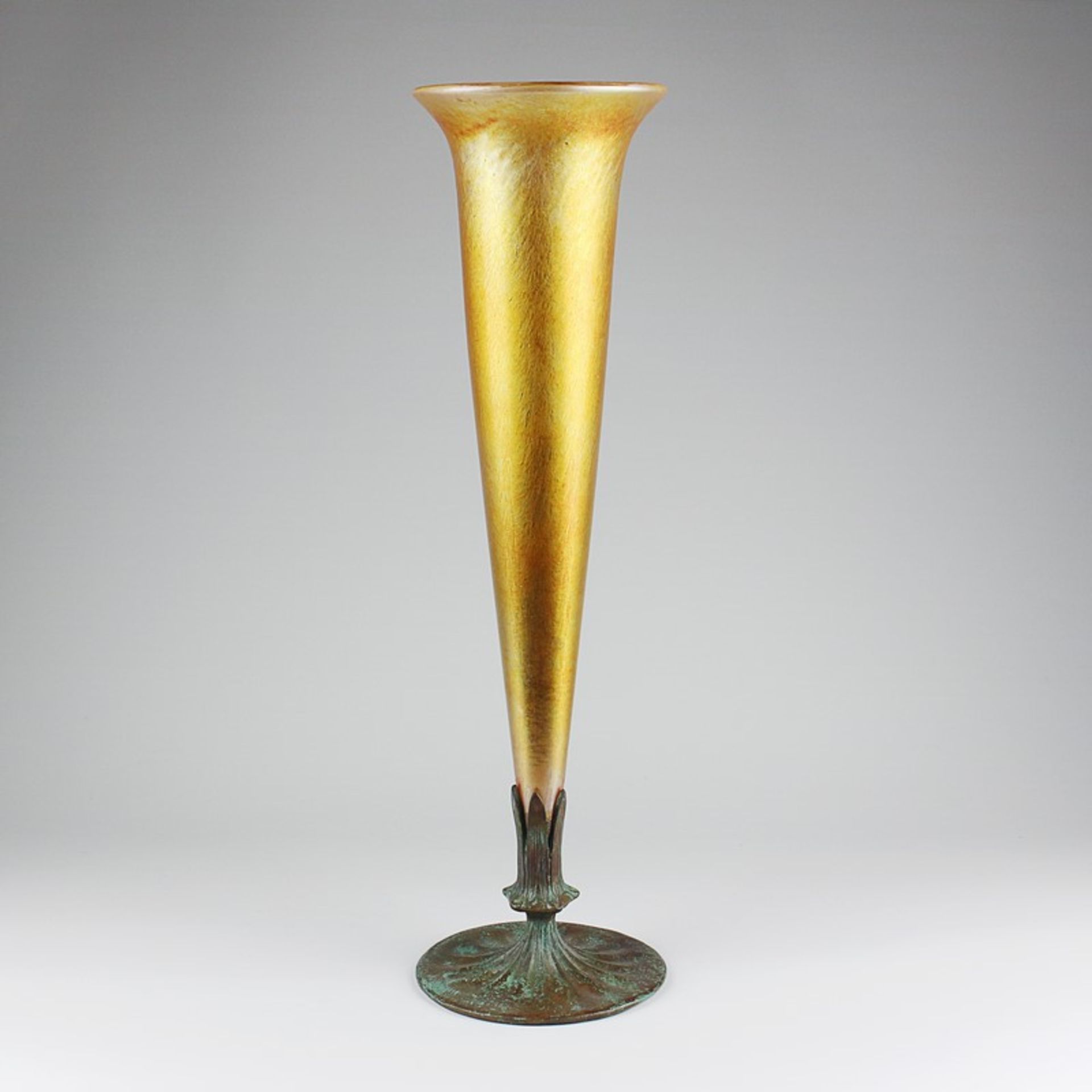 Tiffany - Trompetenvaseum 1900/10, Jugendstil, Louis Comfort Tiffany, New York, sog. Favrile-Glas,