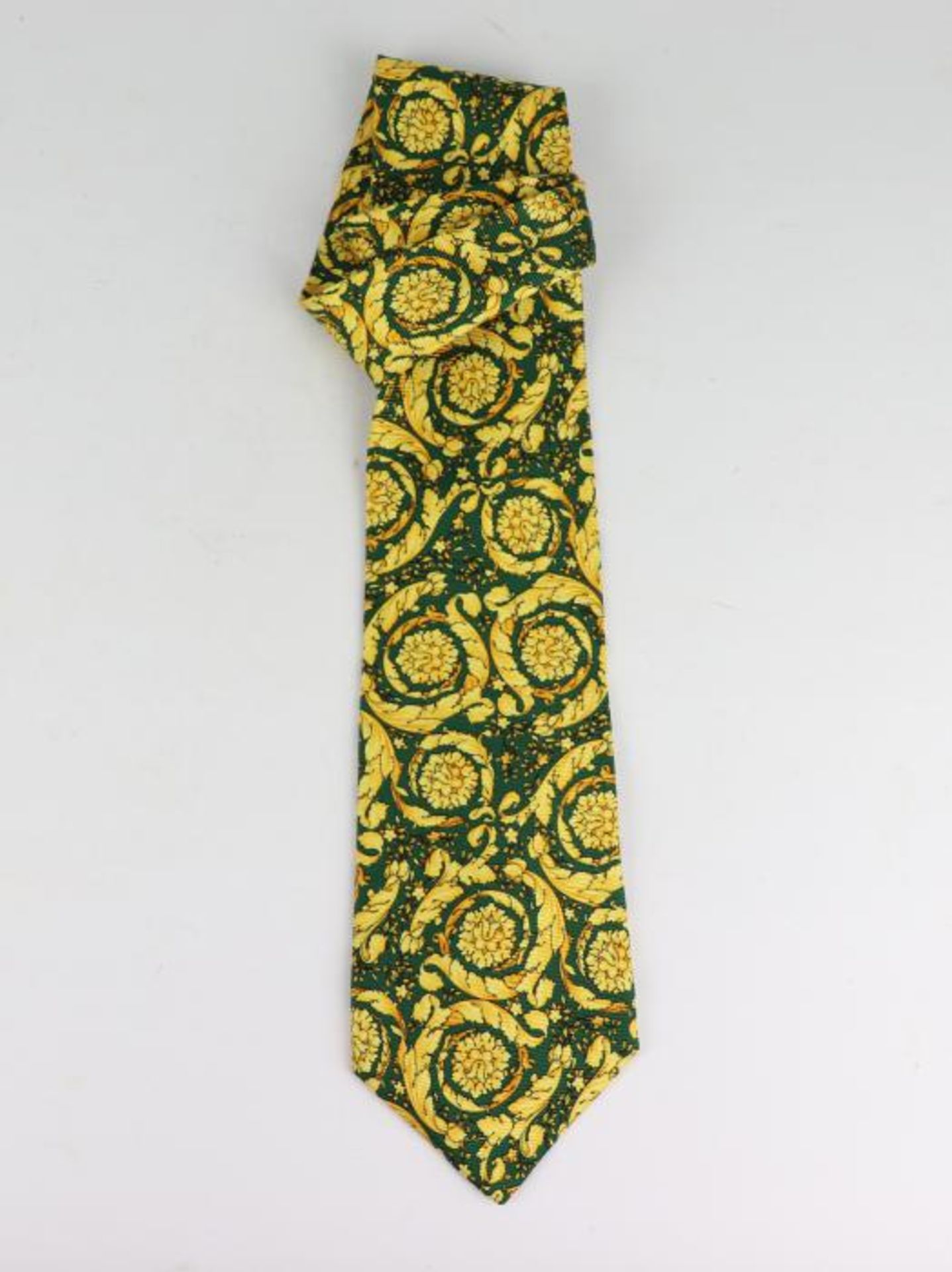 Versace - KrawatteGianni Versace, 100 % Seide, grün, gold, gerollte Akanthusmotive, min. Alterssp.