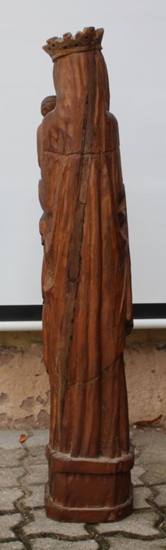 Holzmadonna1.H.20.Jh., vollplastische Holzschnitzerei, Madonna m. Kind u. Krone, erhöhter Sockel, in - Bild 3 aus 3