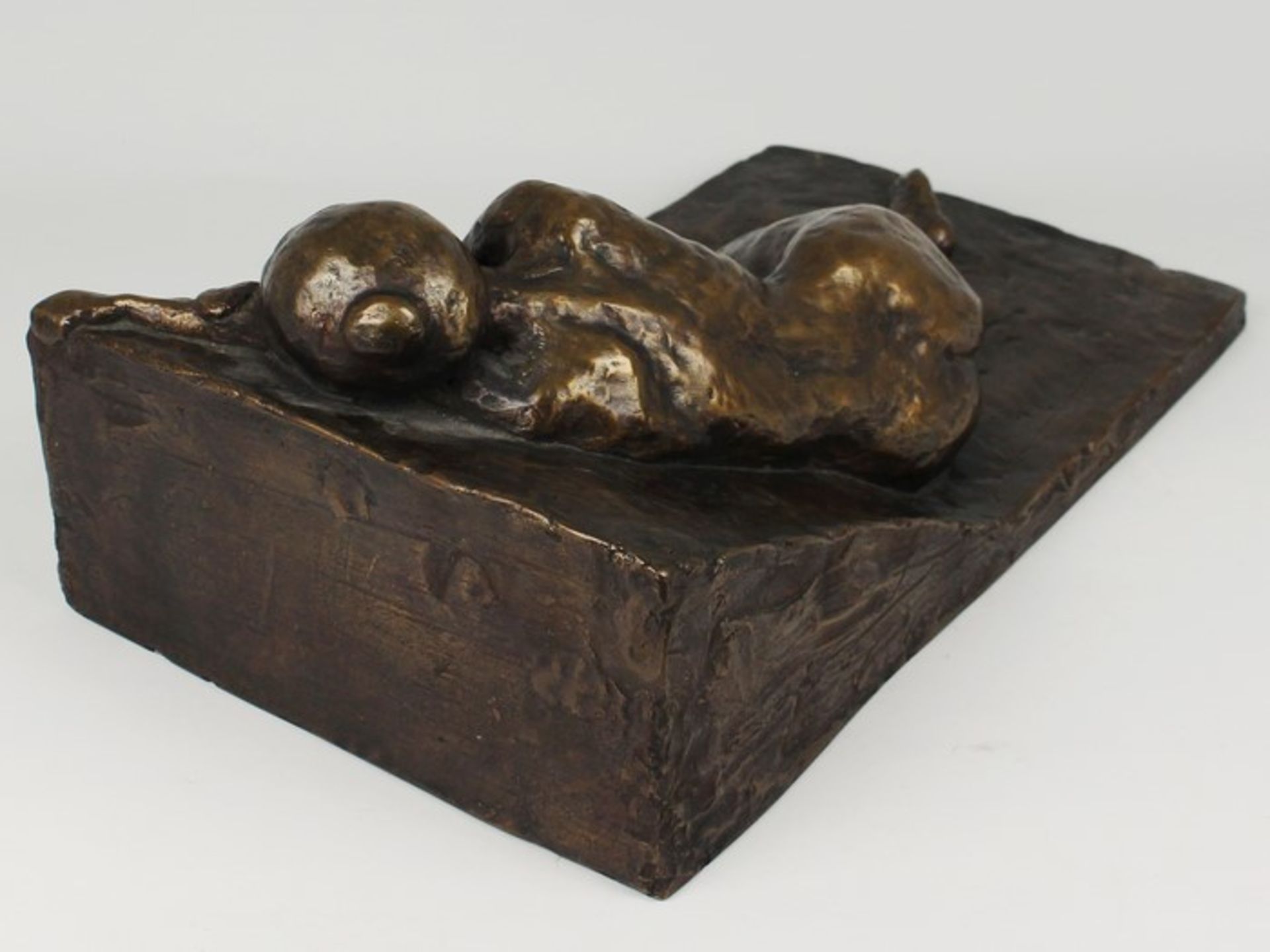 Demlehner, Aloisgeb. 1965 Bad Griesbach, Bronze, patiniert, vollplastischer liegender Frauenakt, - Image 5 of 6