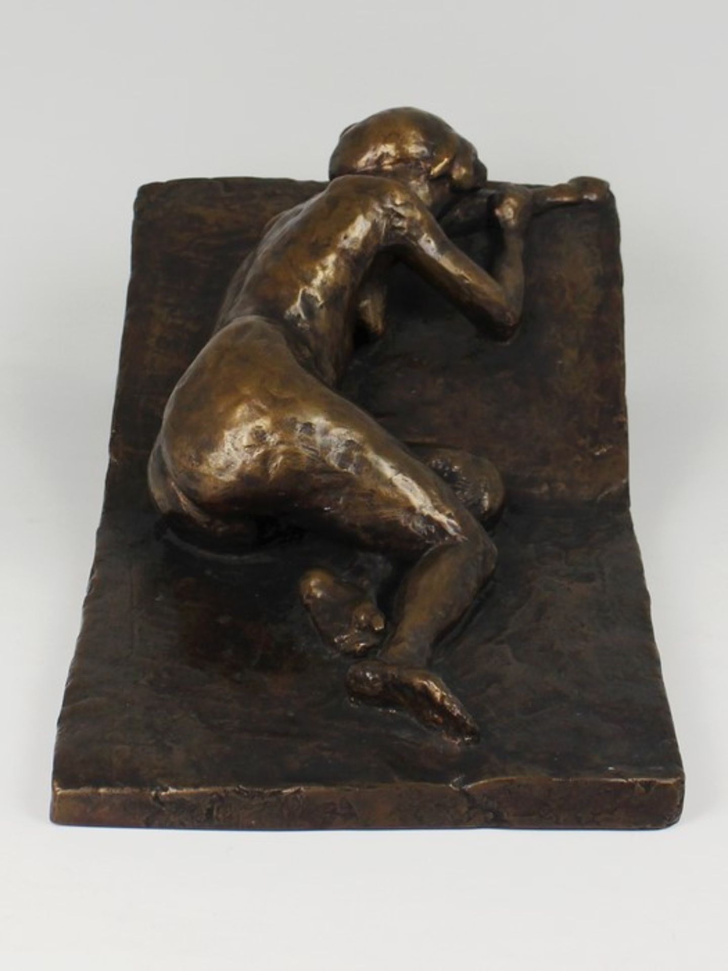 Demlehner, Aloisgeb. 1965 Bad Griesbach, Bronze, patiniert, vollplastischer liegender Frauenakt, - Bild 3 aus 6