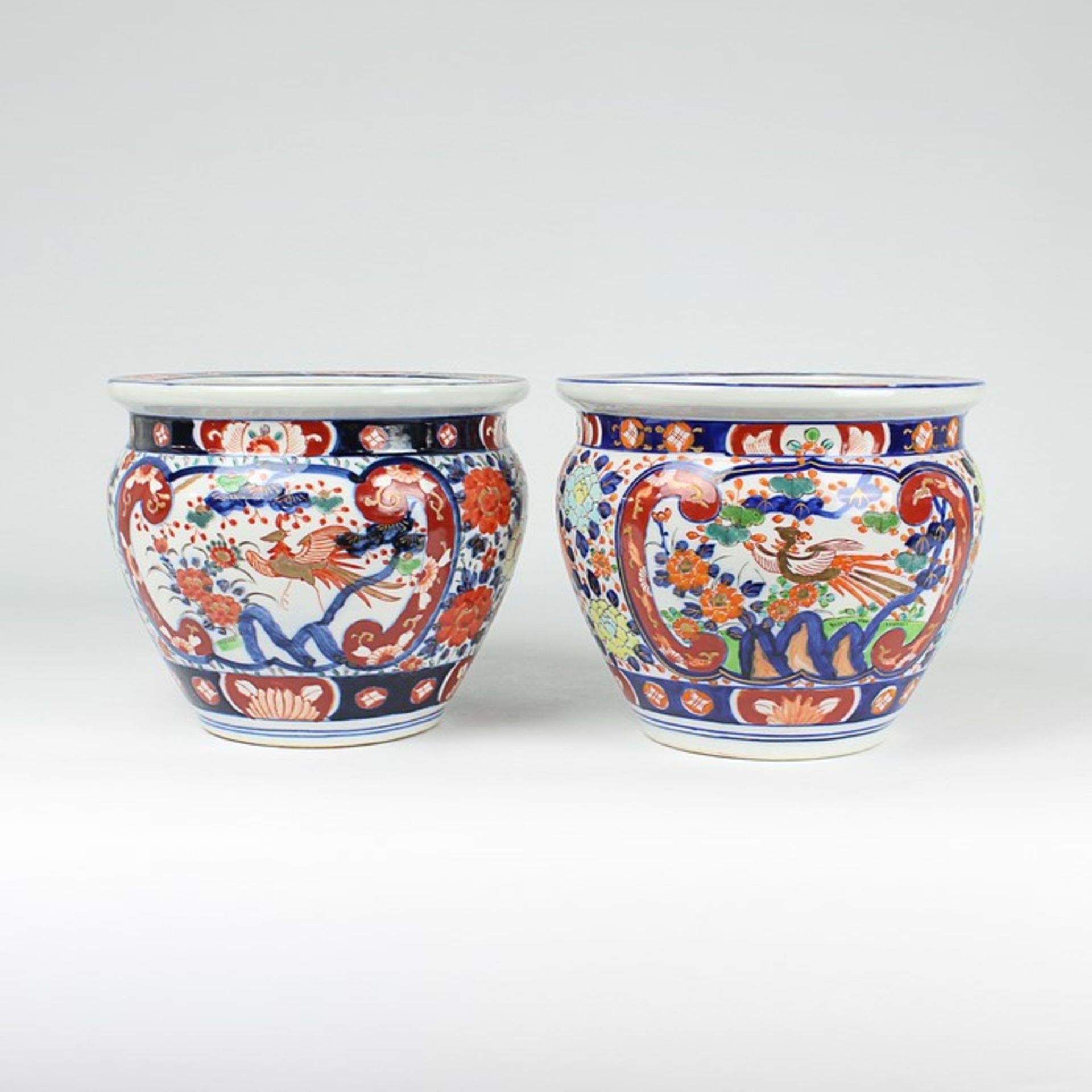 Zwei Cachepots20.Jh., Japan, rote Stempelmarke, Porzellan, polychrom bemalt im Imari-Stil, runder