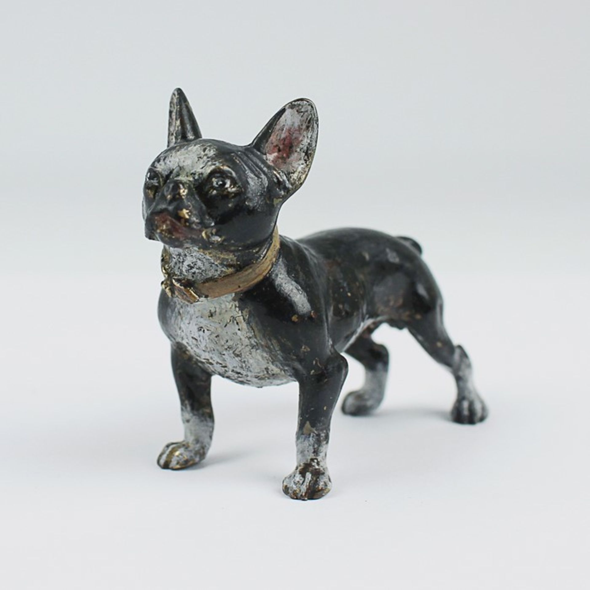 Wiener BronzeBronze, polychrom gefasst, vollplastische Figur einer Bulldogge m. Halsband,