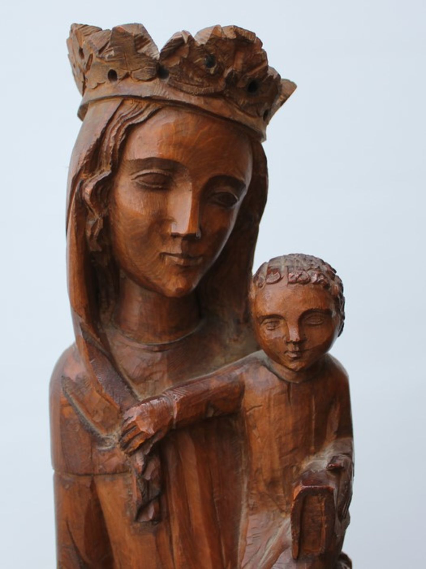 Holzmadonna1.H.20.Jh., vollplastische Holzschnitzerei, Madonna m. Kind u. Krone, erhöhter Sockel, in - Bild 2 aus 3