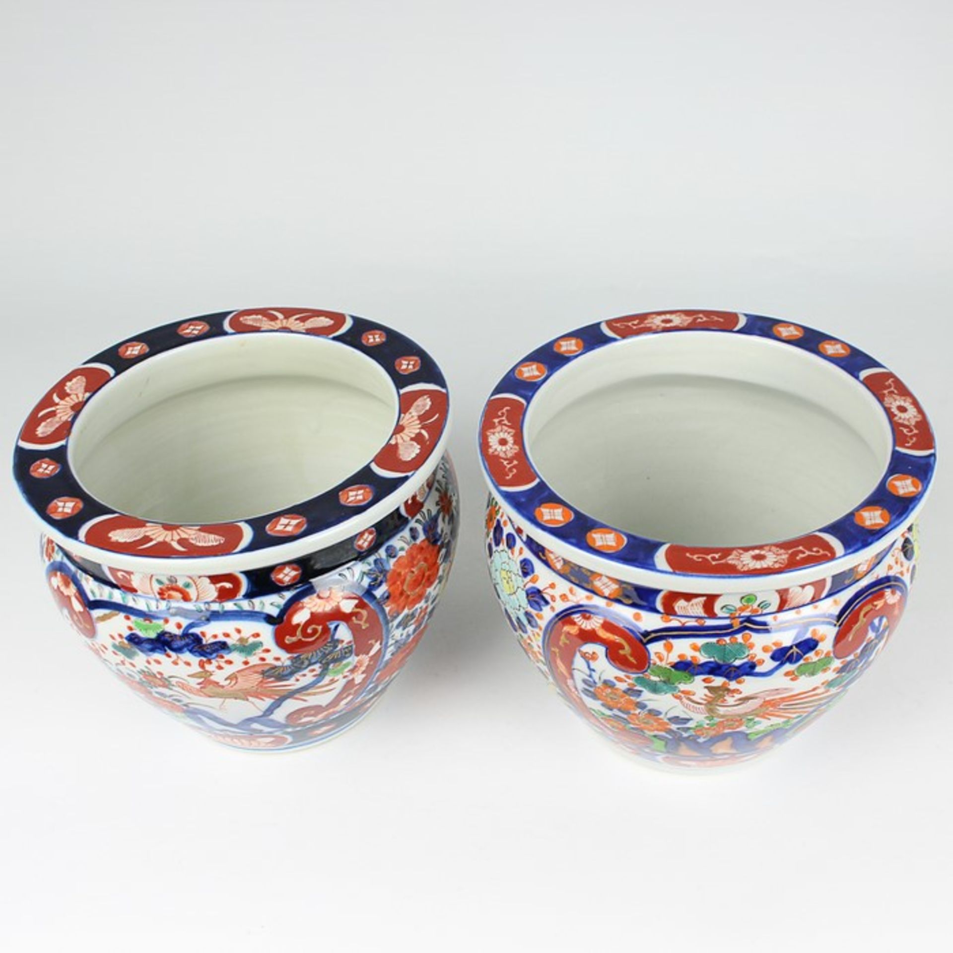 Zwei Cachepots20.Jh., Japan, rote Stempelmarke, Porzellan, polychrom bemalt im Imari-Stil, runder - Bild 2 aus 3