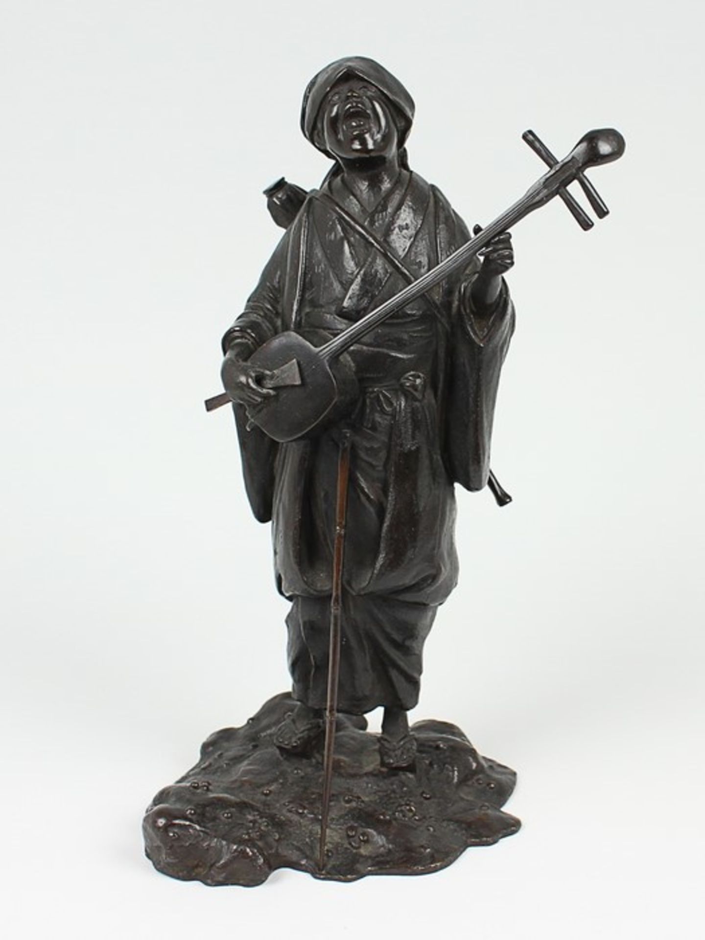 Unsigniert19./20.Jh., Japan, Bronze, patiniert, vollplastische Figur einer Musikantin, singend u.