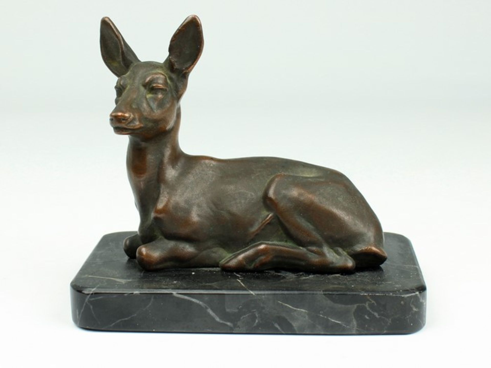 Tierplastikum 1920/30, Bronze, patiniert, vollplastische Figur eines liegenden Rehs, naturalistische