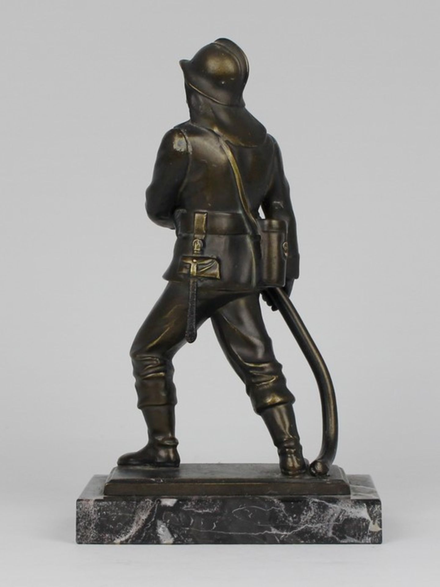 Figur20.Jh., wohl Bronze, patiniert, vollplastische Figur eines Feuerwehrmannes m. Schlauch, auf - Bild 2 aus 3