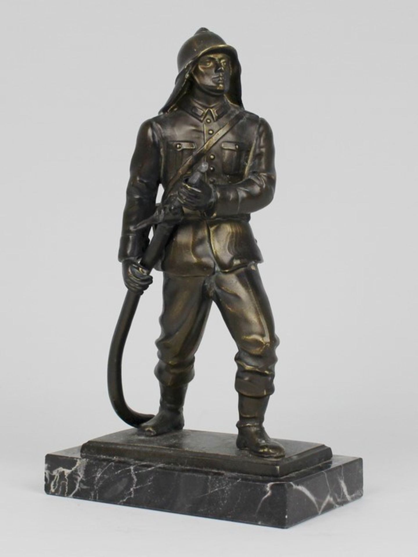 Figur20.Jh., wohl Bronze, patiniert, vollplastische Figur eines Feuerwehrmannes m. Schlauch, auf