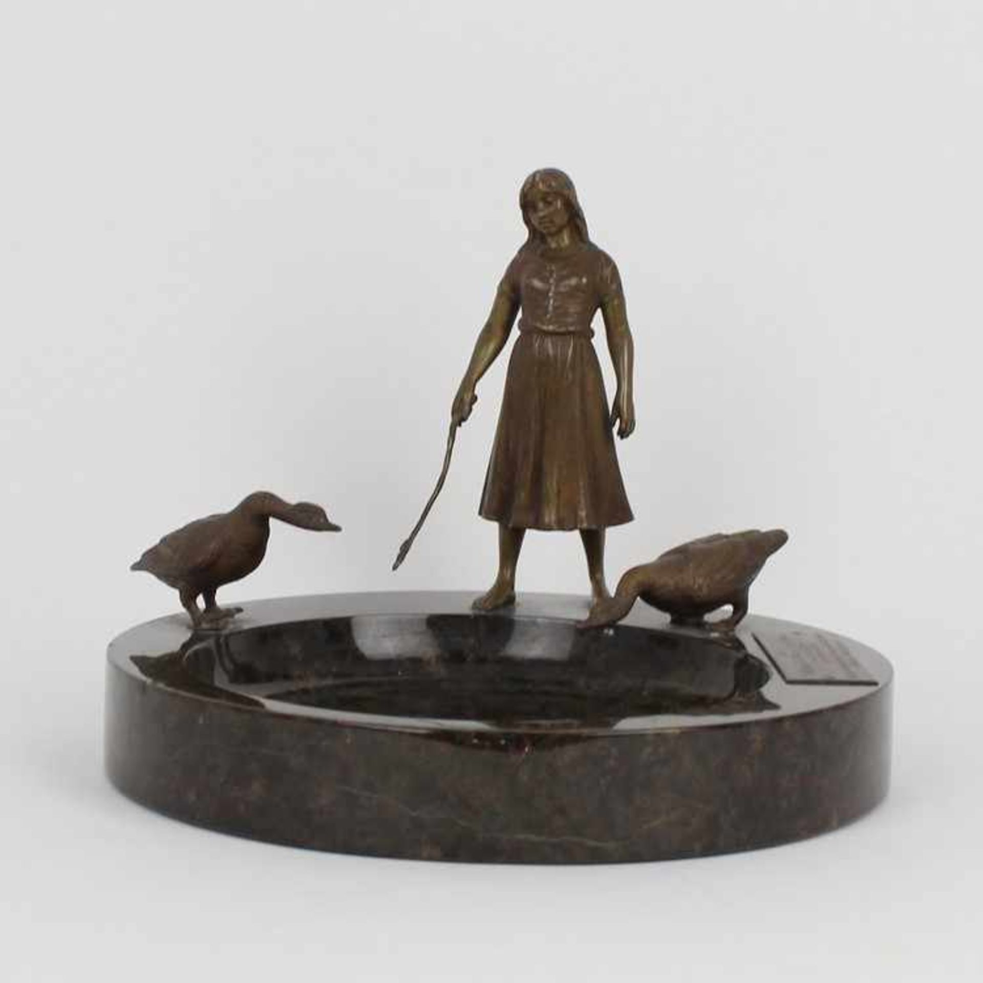 Vide pocheum 1930, runde braune Steinschale, seit. 3 angesetzte vollplastische Figuren, Bronze, - Bild 2 aus 2