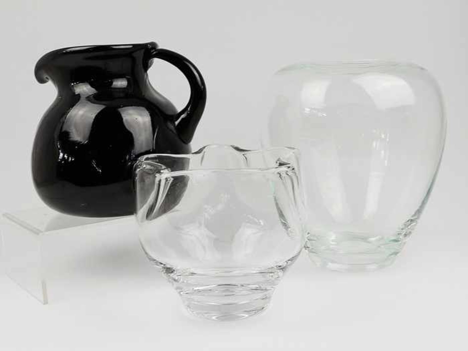 Konvolut3 St., Lambert u.a., Vasen u. Kanne, farbloses u. dunkelviolettes dickw. Glas, 1x ovale Form - Bild 2 aus 2